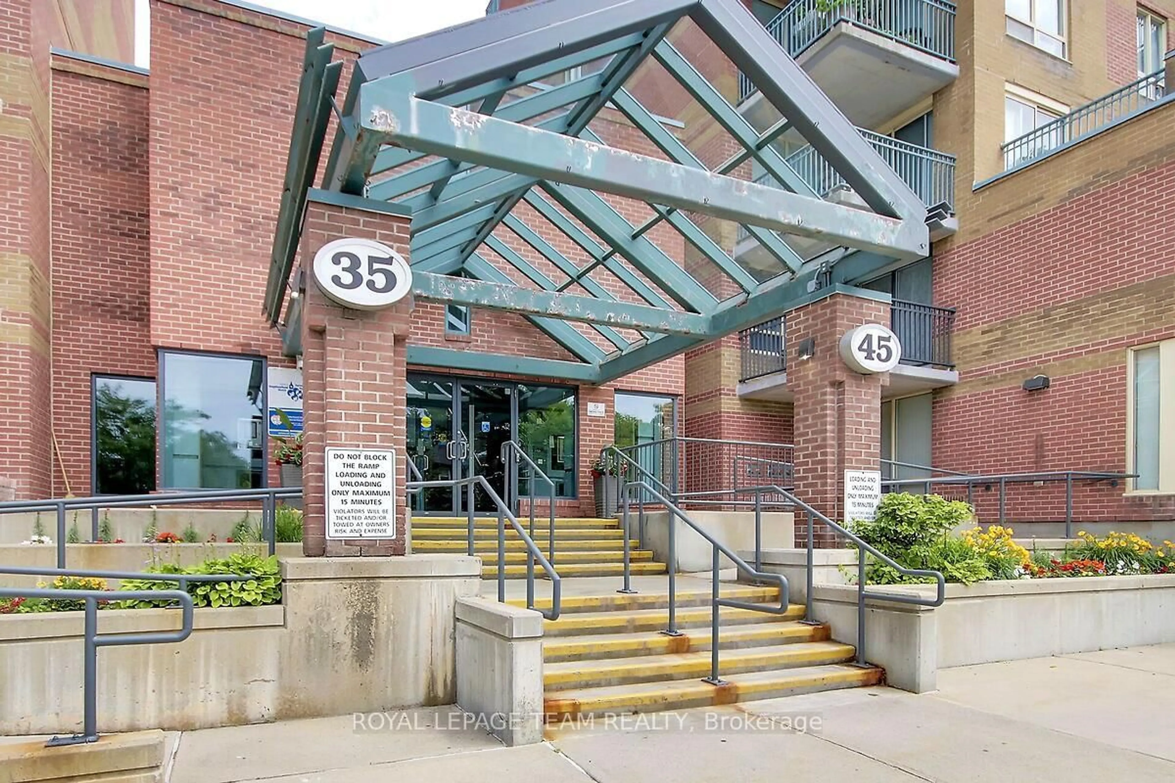 Indoor foyer for 35 Holland Ave #608, Ottawa Ontario K1Y 4S2