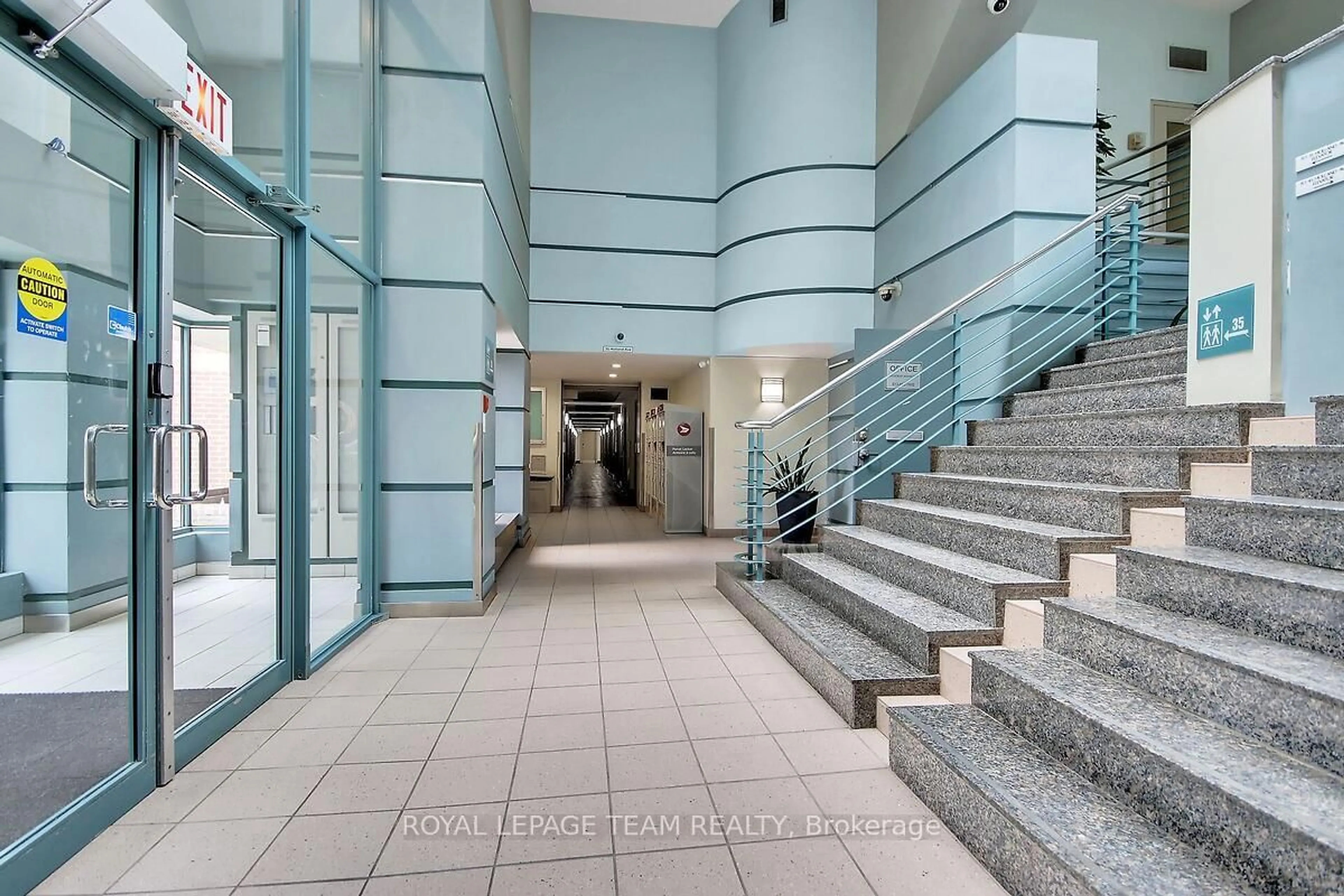 Indoor foyer for 35 Holland Ave #608, Ottawa Ontario K1Y 4S2