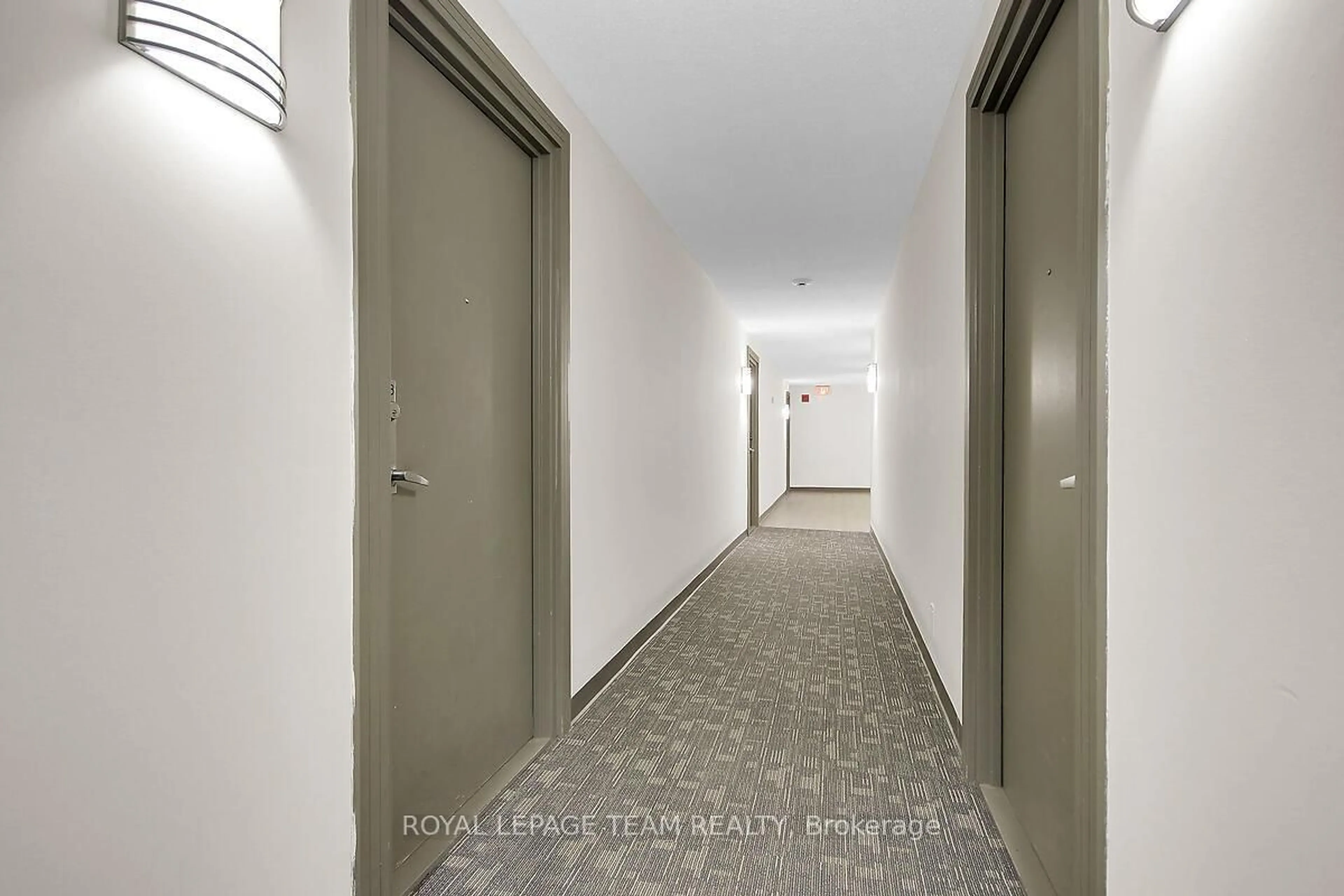 Indoor foyer for 35 Holland Ave #608, Ottawa Ontario K1Y 4S2