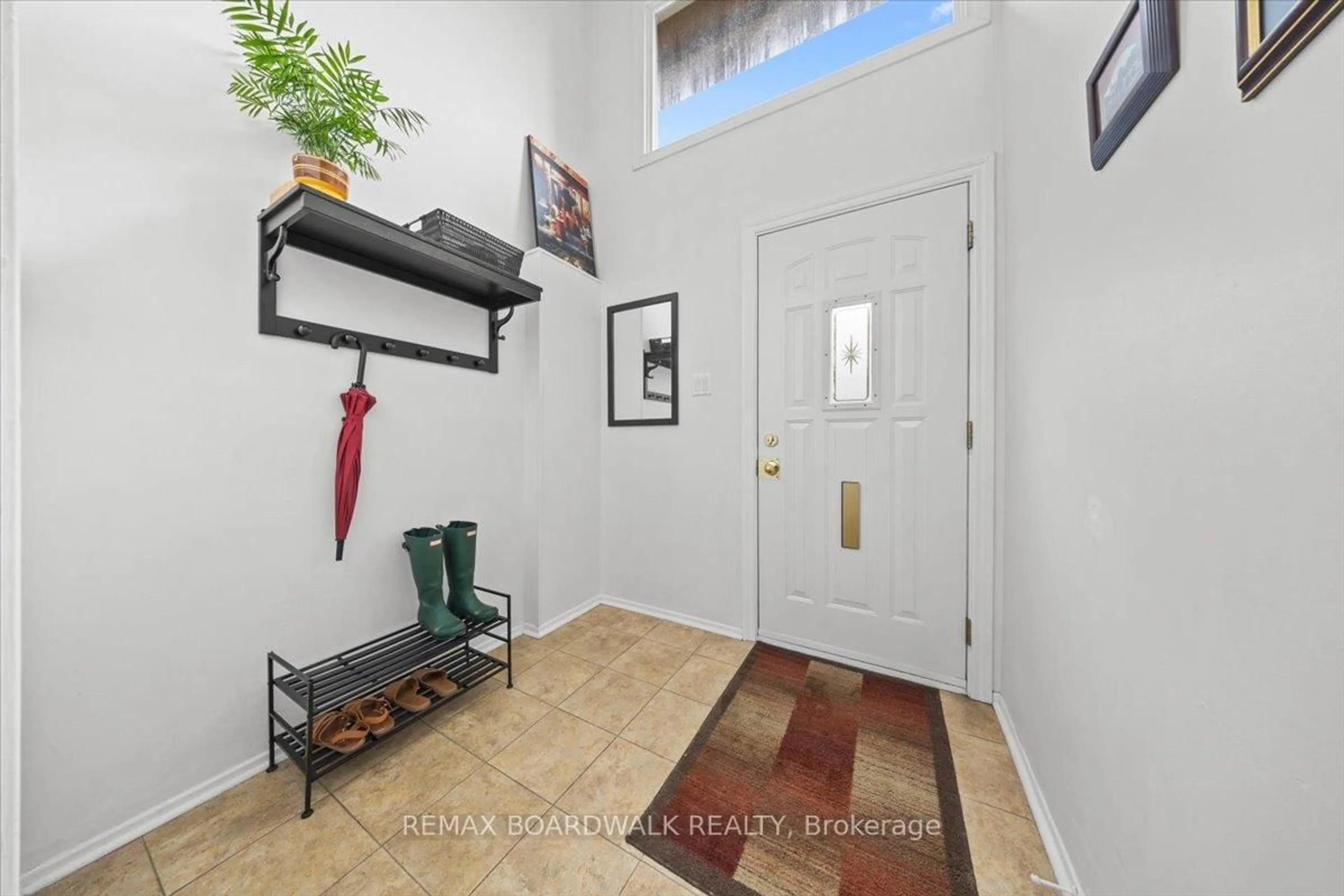 Indoor entryway for 2126 Eric Cres #18, Ottawa Ontario K1B 4P4