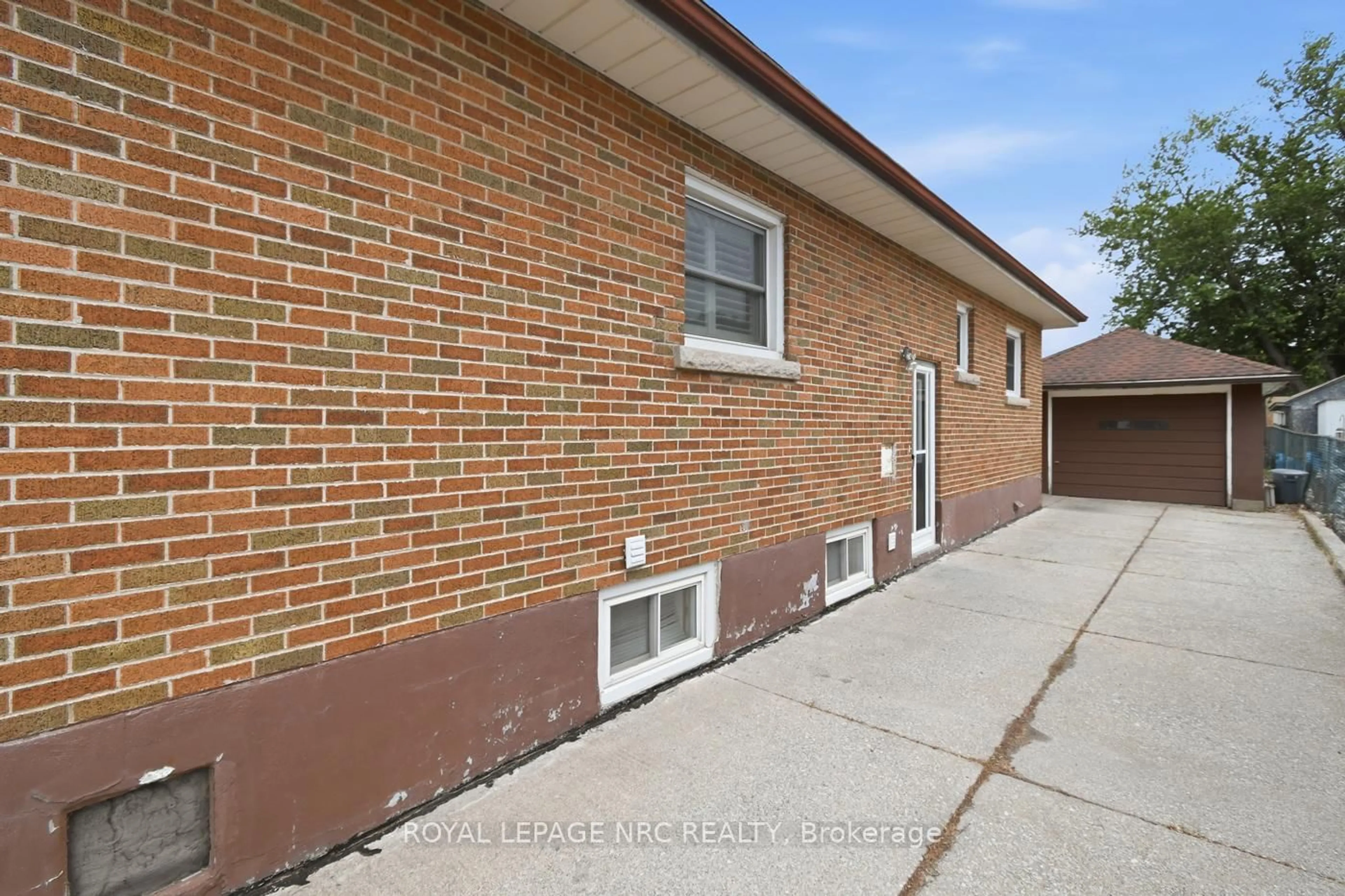 Home with brick exterior material, street for 62 Lincoln St, Welland Ontario L3C 5J2