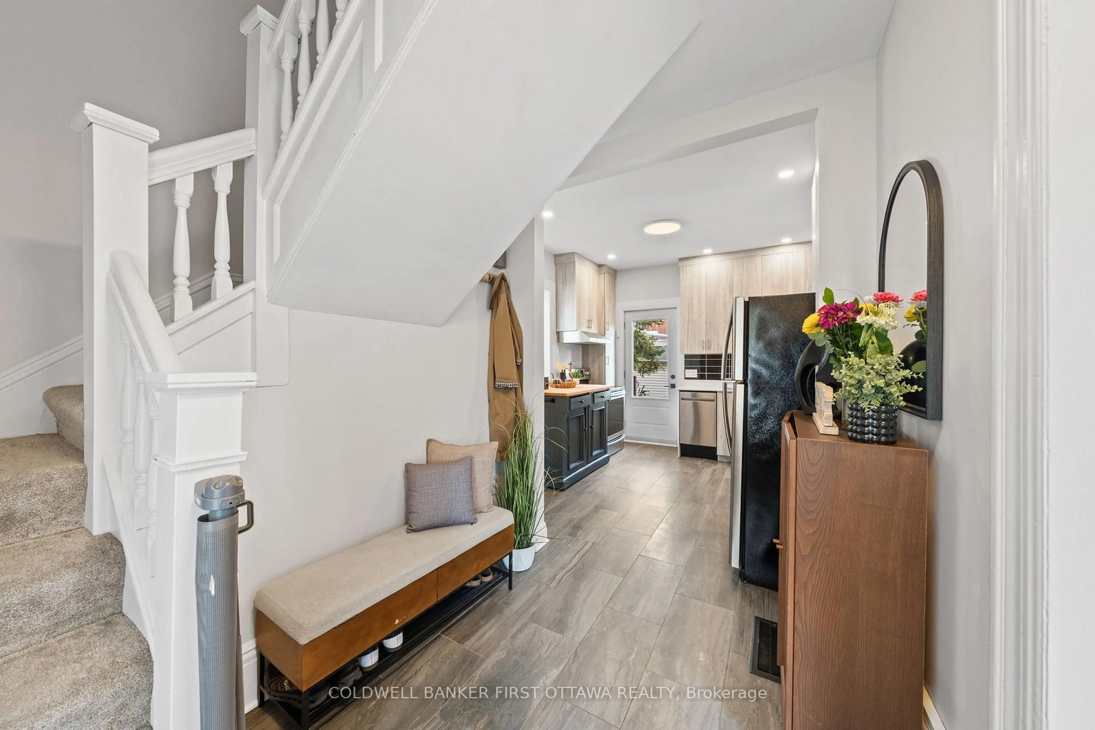 Indoor entryway for 25 Clegg St, Ottawa Ontario K1S 0H5