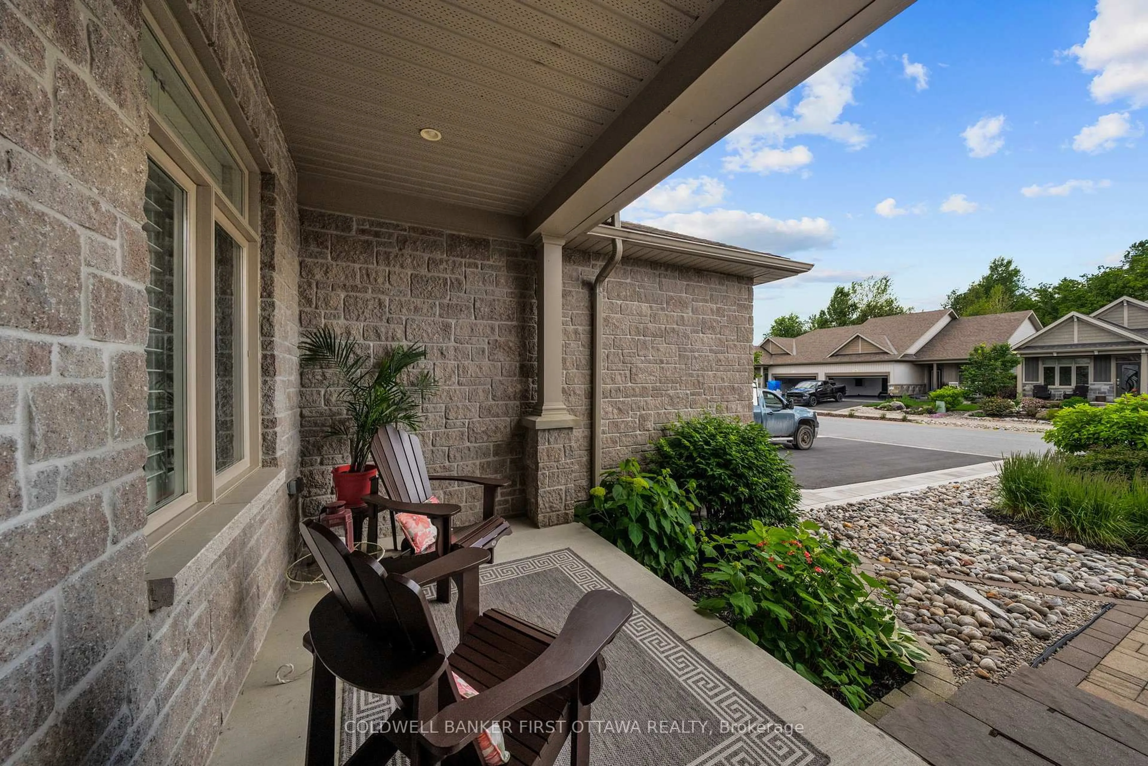 Patio, street for 239 Royal Landing Gate, North Grenville Ontario K0G 1J0