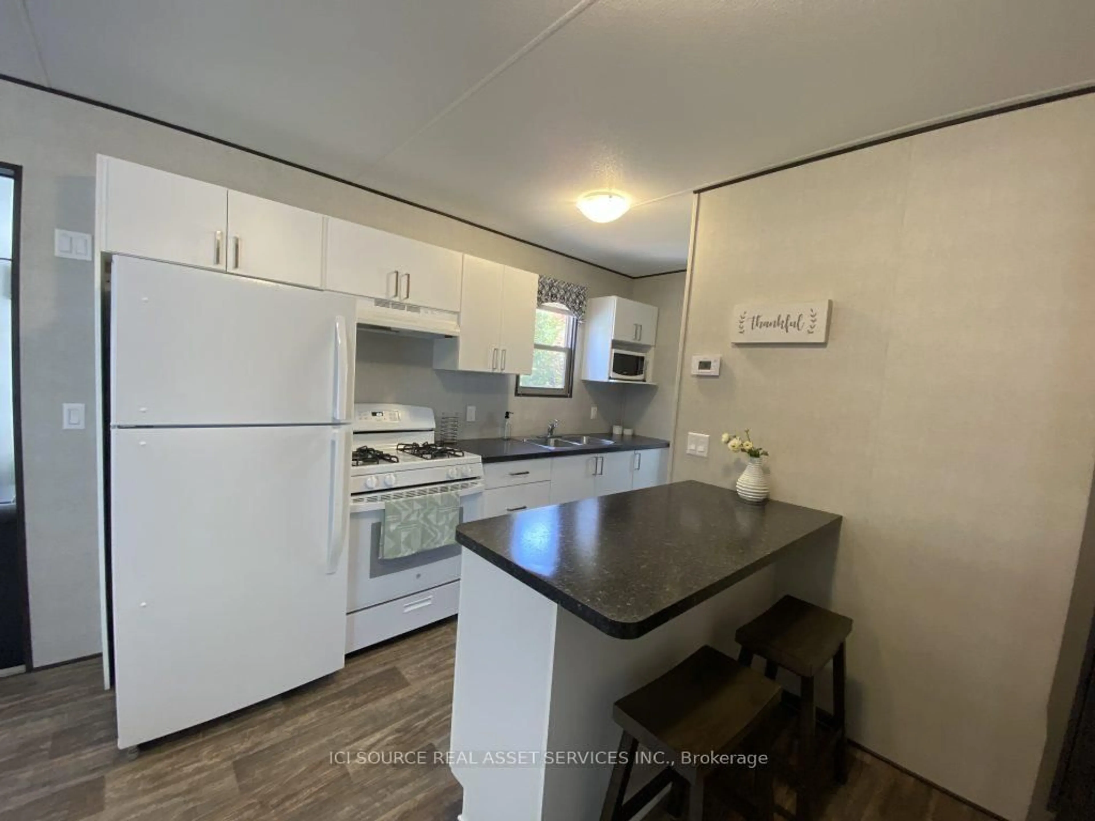 Standard kitchen, unknown for 1047 Bonnie Lake Camp Dr #WCW19, Bracebridge Ontario P1L 1W9