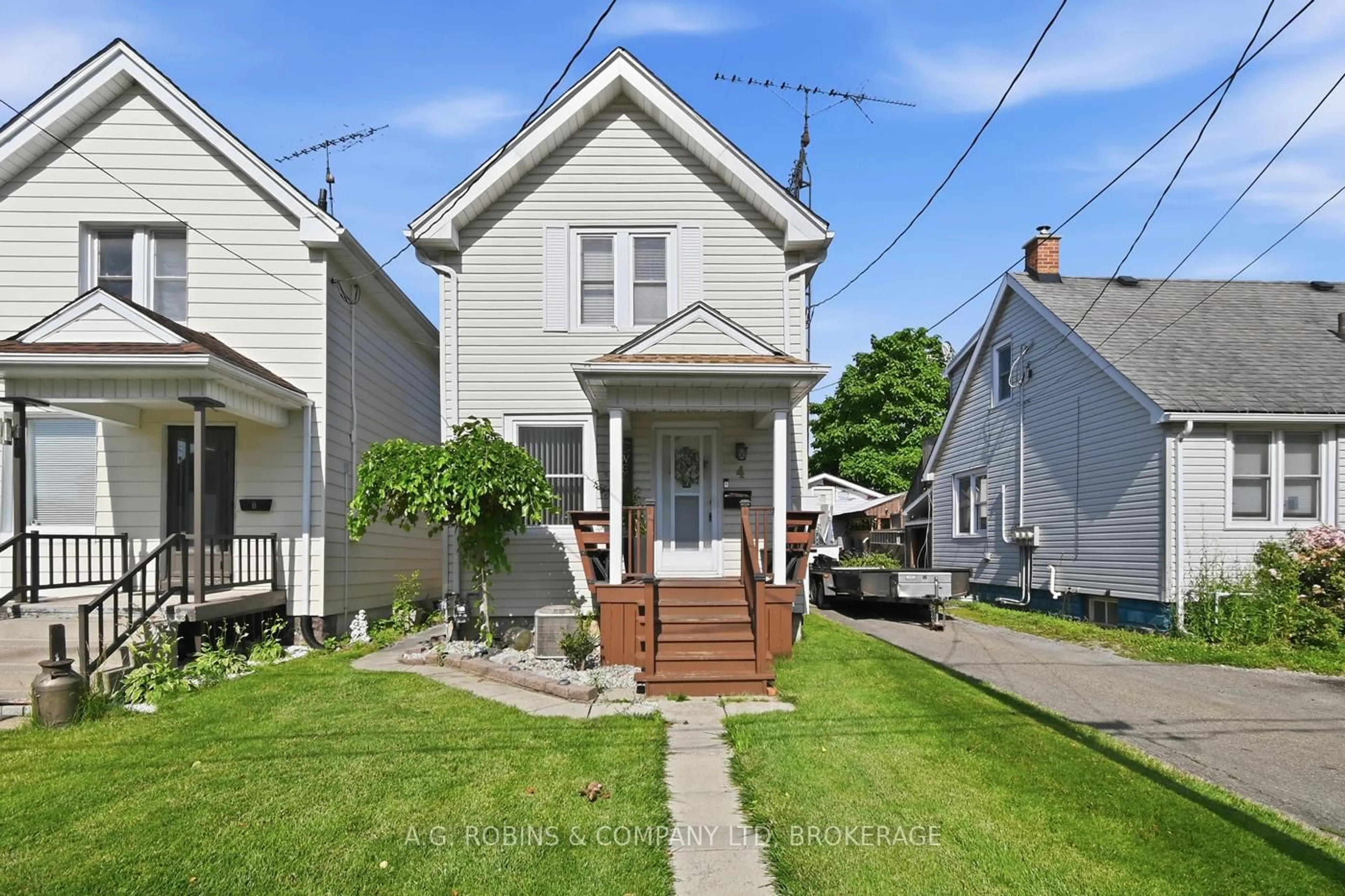 A pic from outside/outdoor area/front of a property/back of a property/a pic from drone, street for 4 Clifford Ave, Welland Ontario L3C 2G1