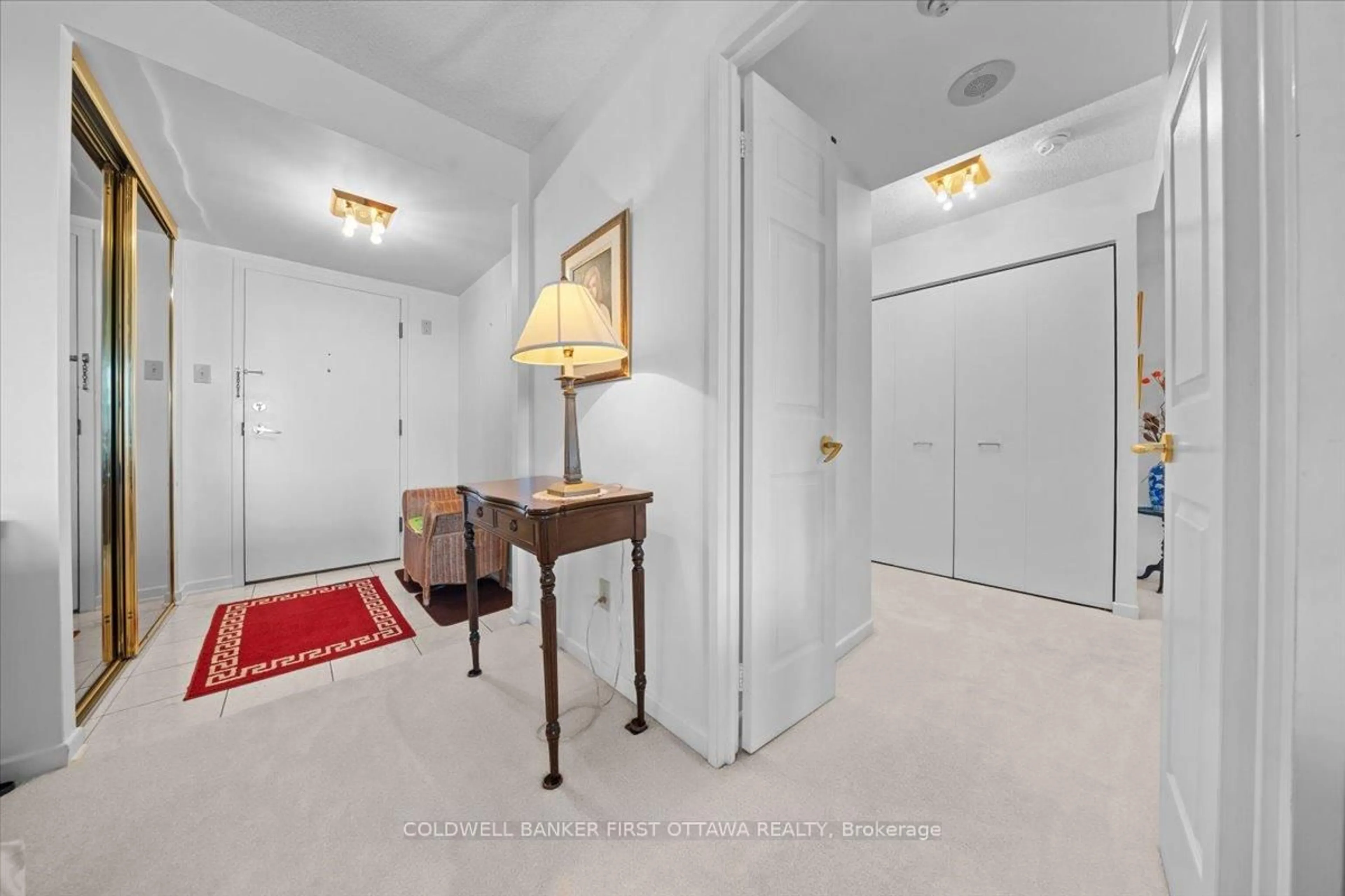 Indoor foyer for 1510 Riverside Dr #606, Ottawa Ontario K1G 4X5