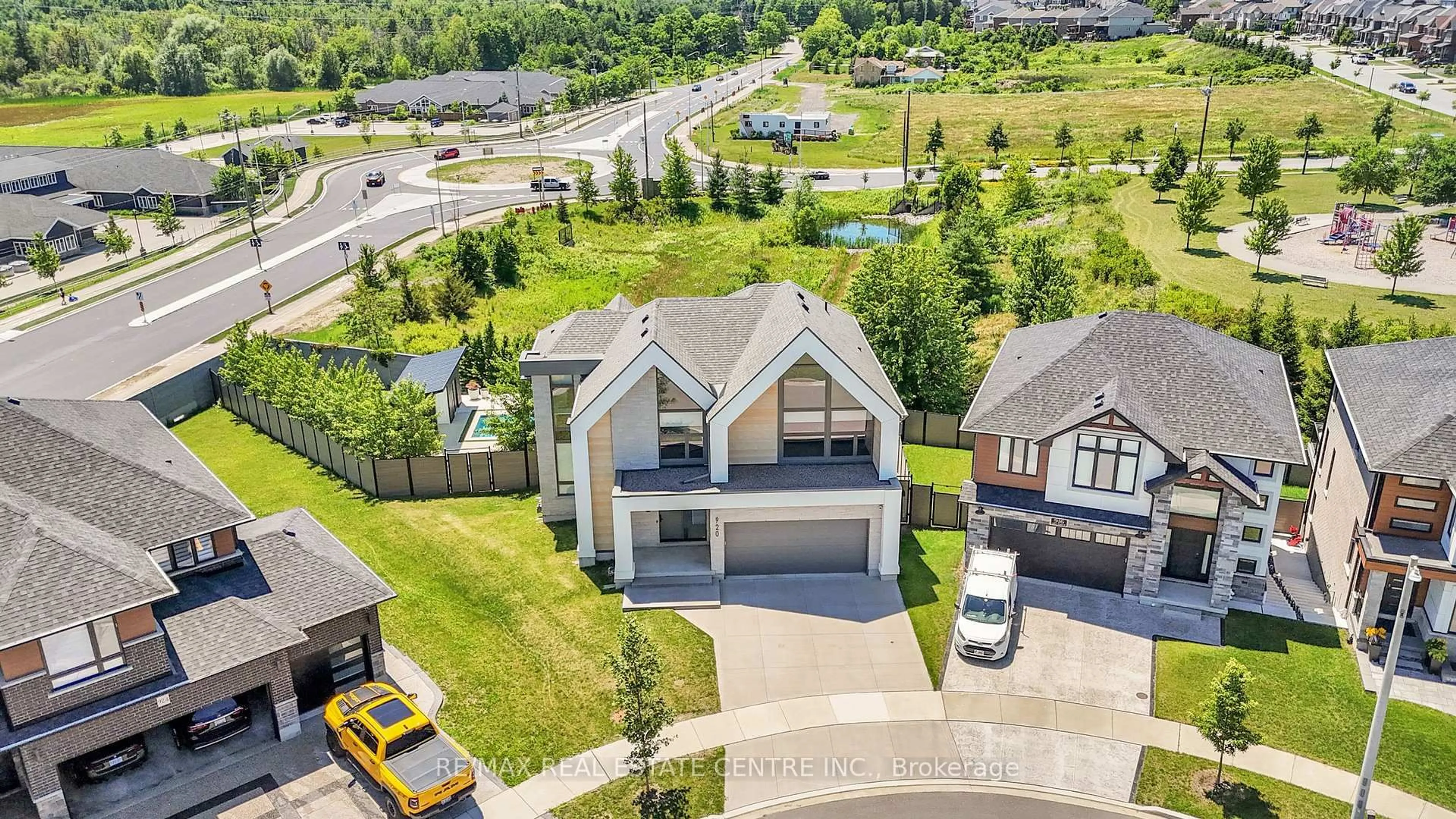 A pic from outside/outdoor area/front of a property/back of a property/a pic from drone, mountain view for 920 Thomas Pedder Crt, Kitchener Ontario N2P 0C2