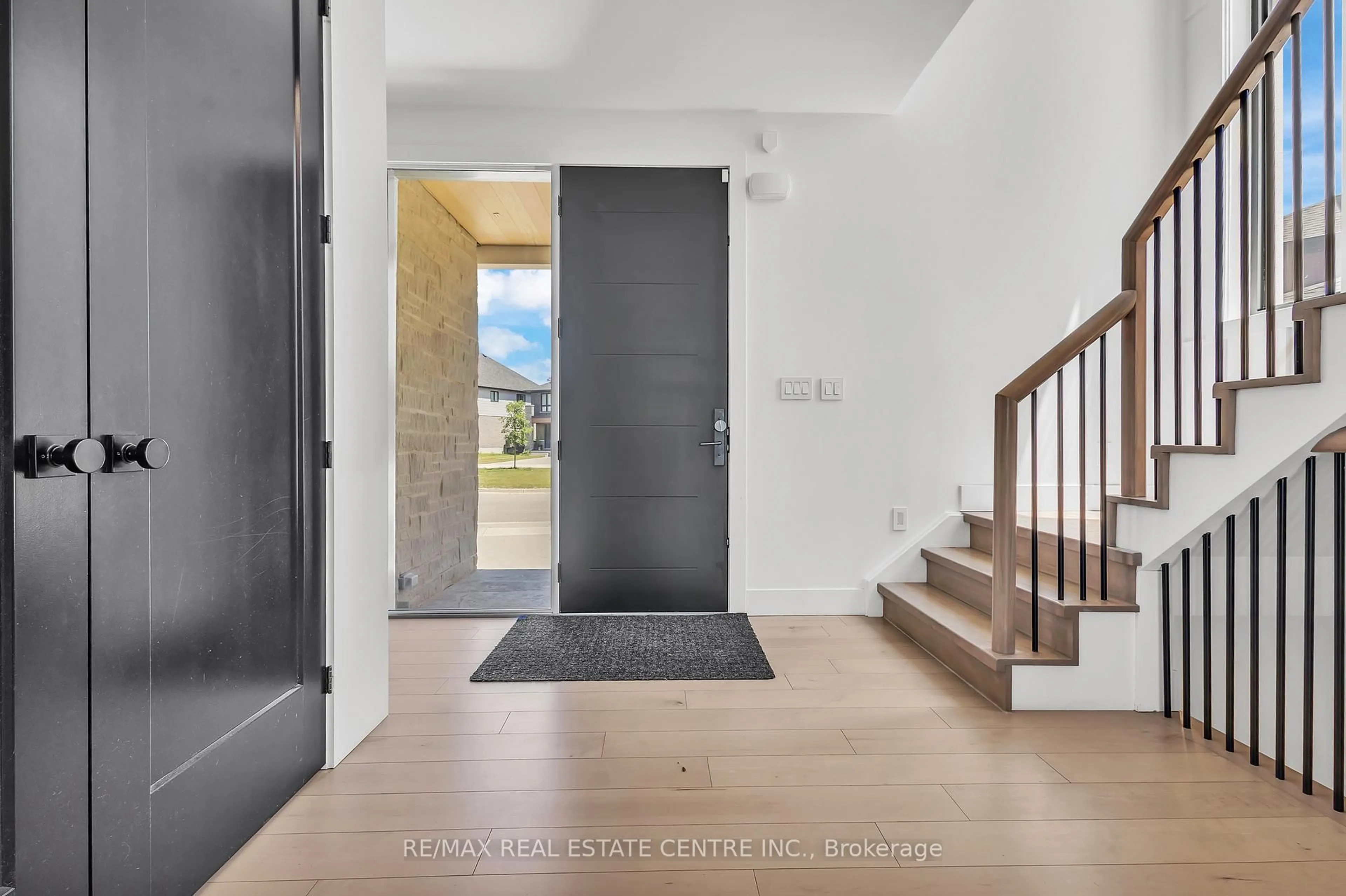 Indoor entryway for 920 Thomas Pedder Crt, Kitchener Ontario N2P 0C2