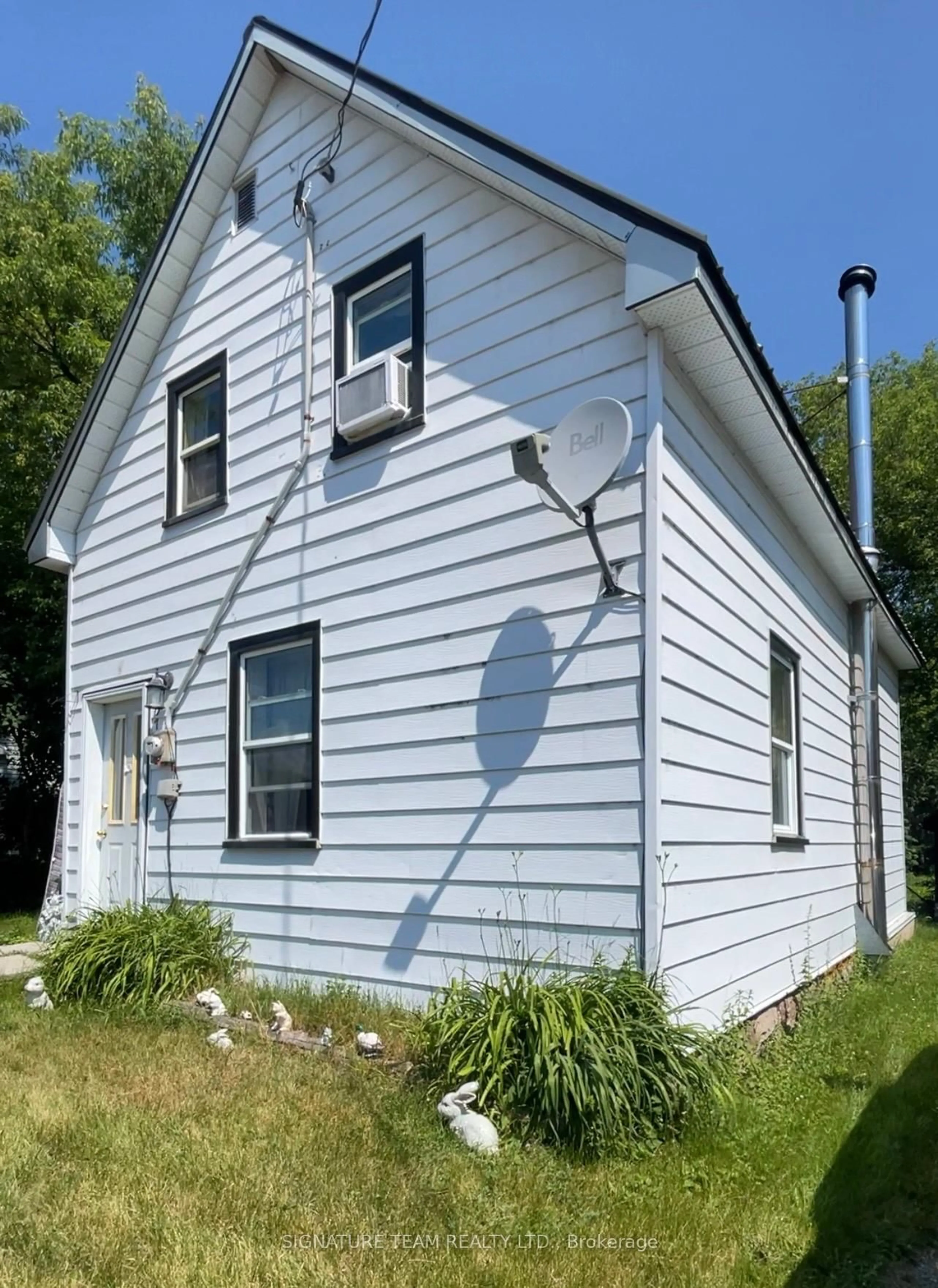 Home with vinyl exterior material, street for 207 Jane St, Eganville Ontario K0J 1T0