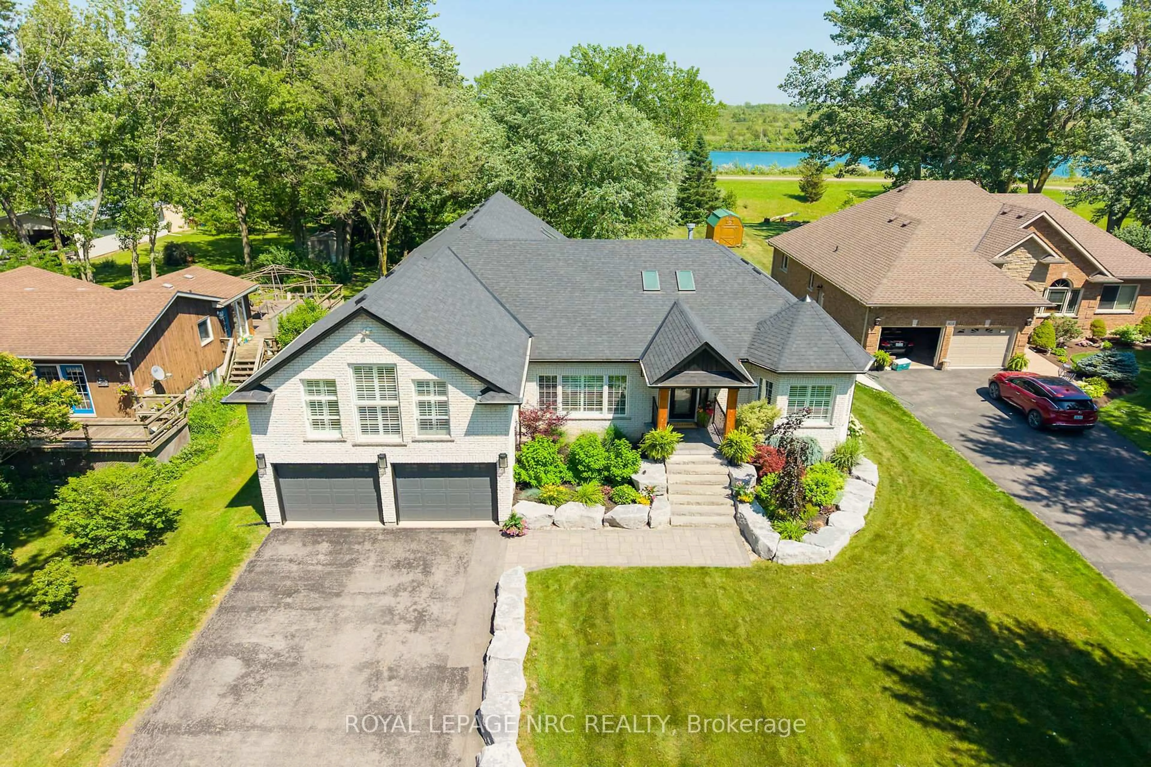 A pic from outside/outdoor area/front of a property/back of a property/a pic from drone, water/lake/river/ocean view for 410 Kingsway Rd, Welland Ontario L3B 6A8