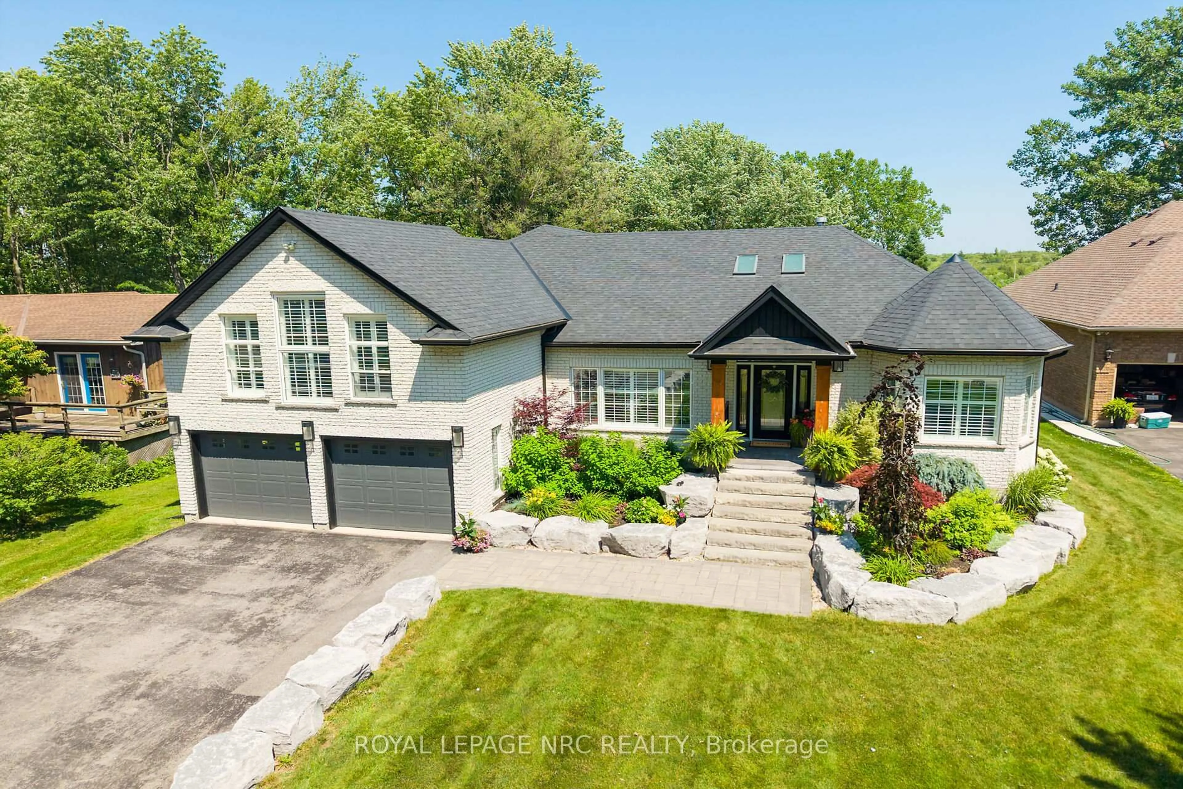 A pic from outside/outdoor area/front of a property/back of a property/a pic from drone, street for 410 Kingsway Rd, Welland Ontario L3B 6A8