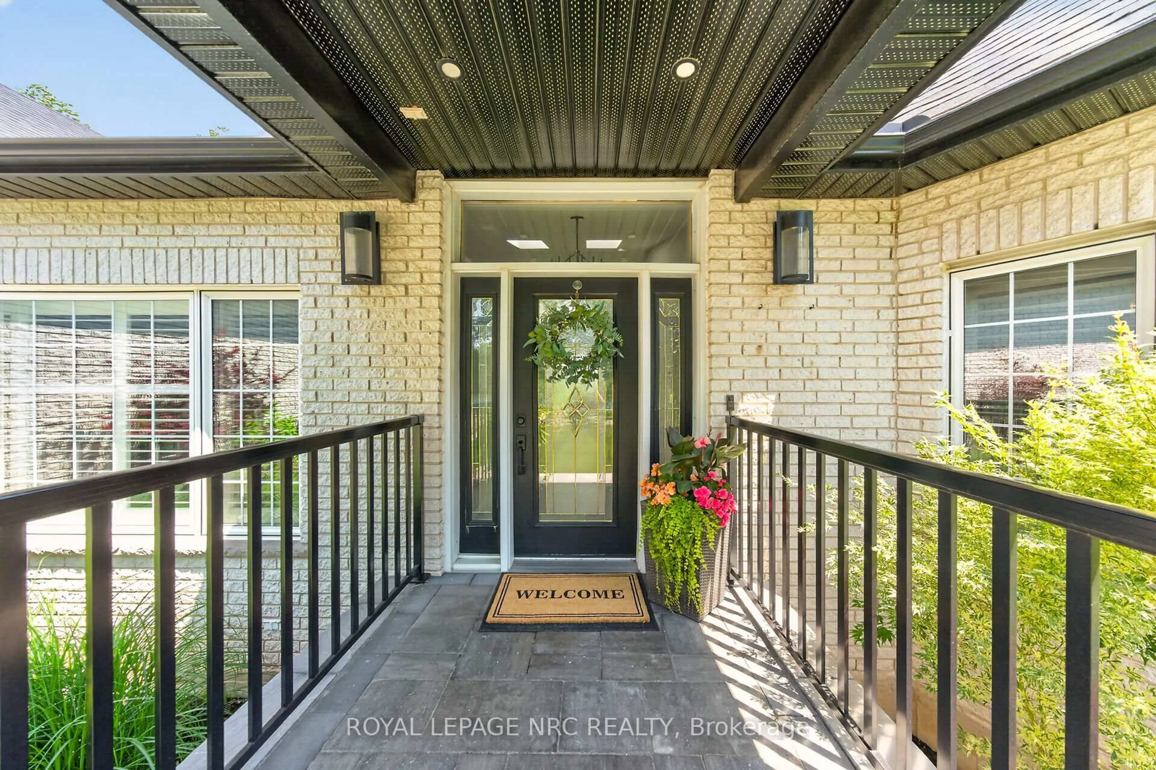 Indoor entryway for 410 Kingsway Rd, Welland Ontario L3B 6A8