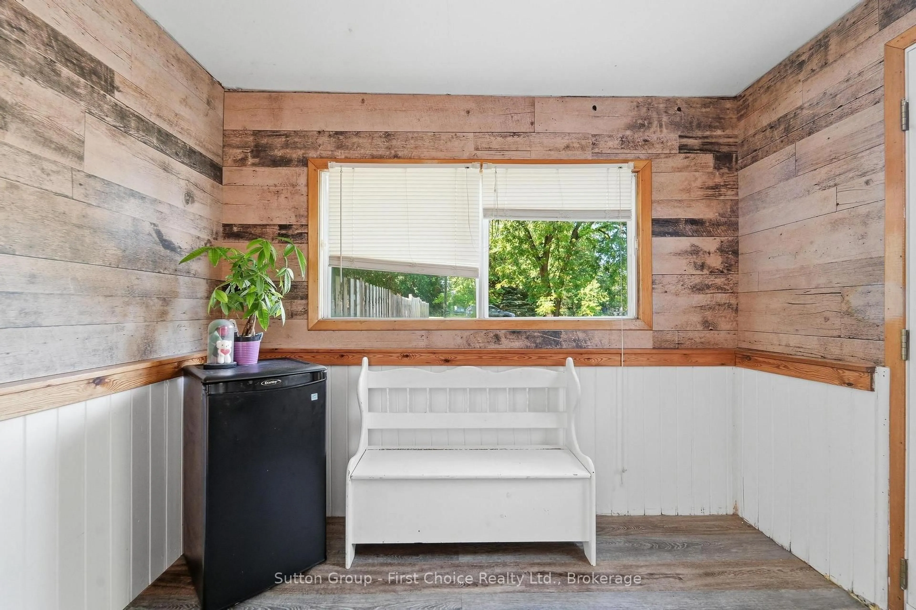 Indoor entryway for 33 Bayfield St, Huron East Ontario N0K 1G0
