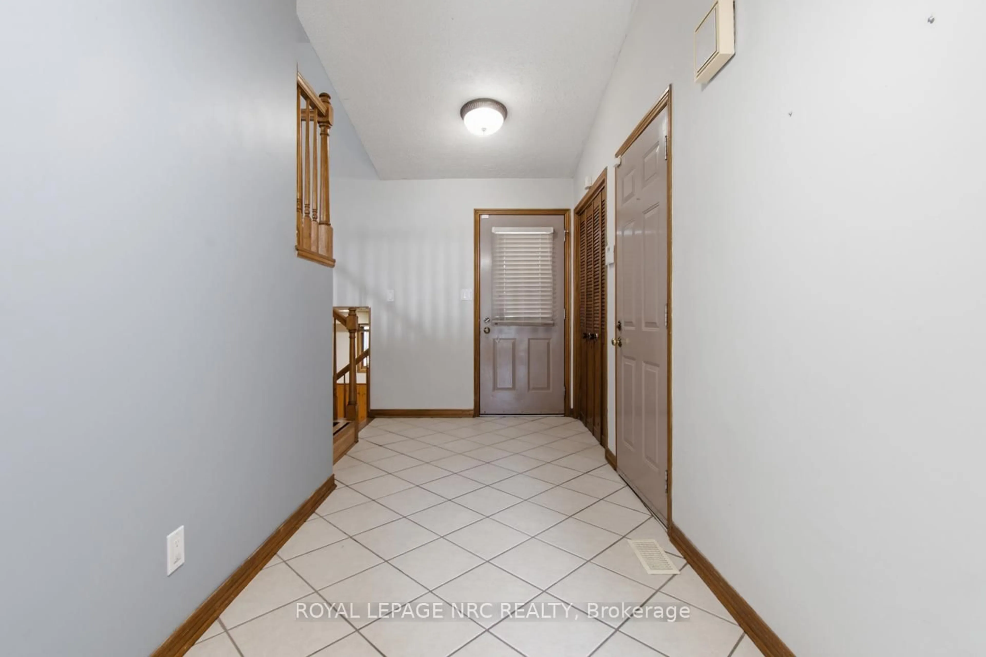Indoor entryway for 12 Harvest Oak Dr, St. Catharines Ontario L2S 3H5