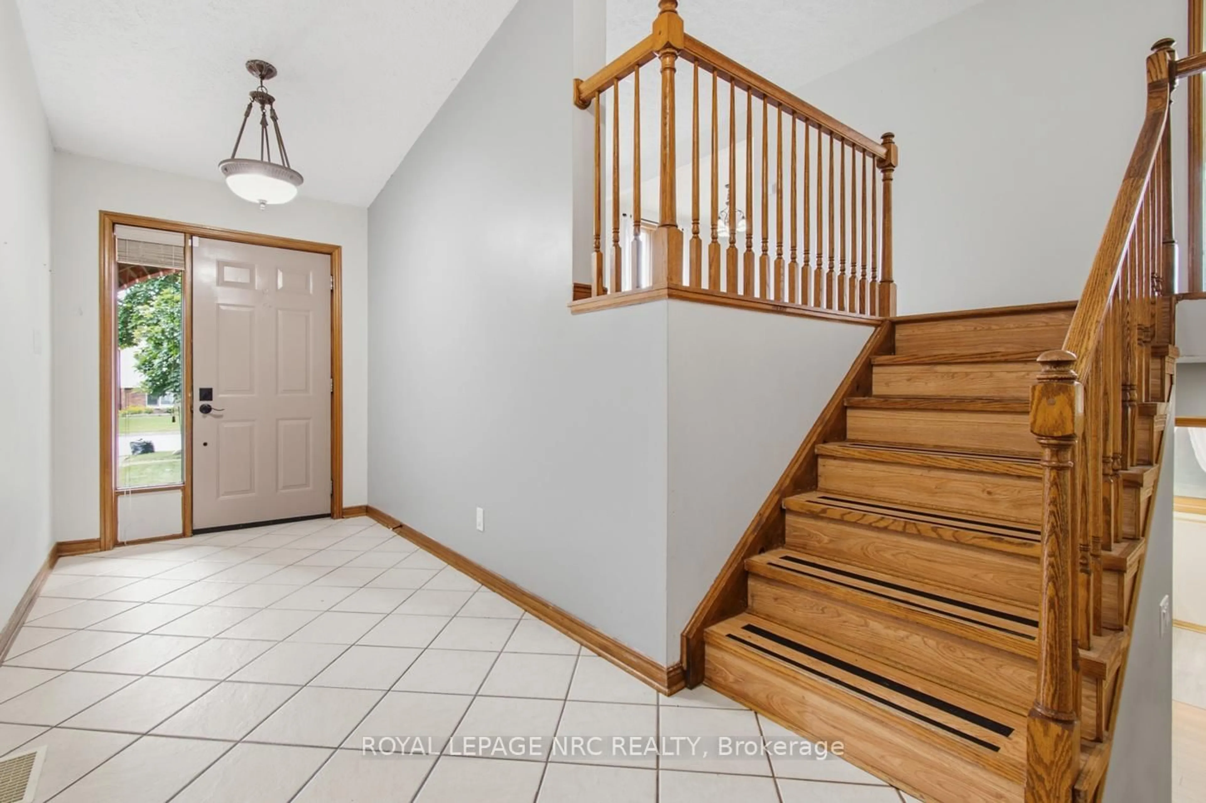 Indoor entryway for 12 Harvest Oak Dr, St. Catharines Ontario L2S 3H5