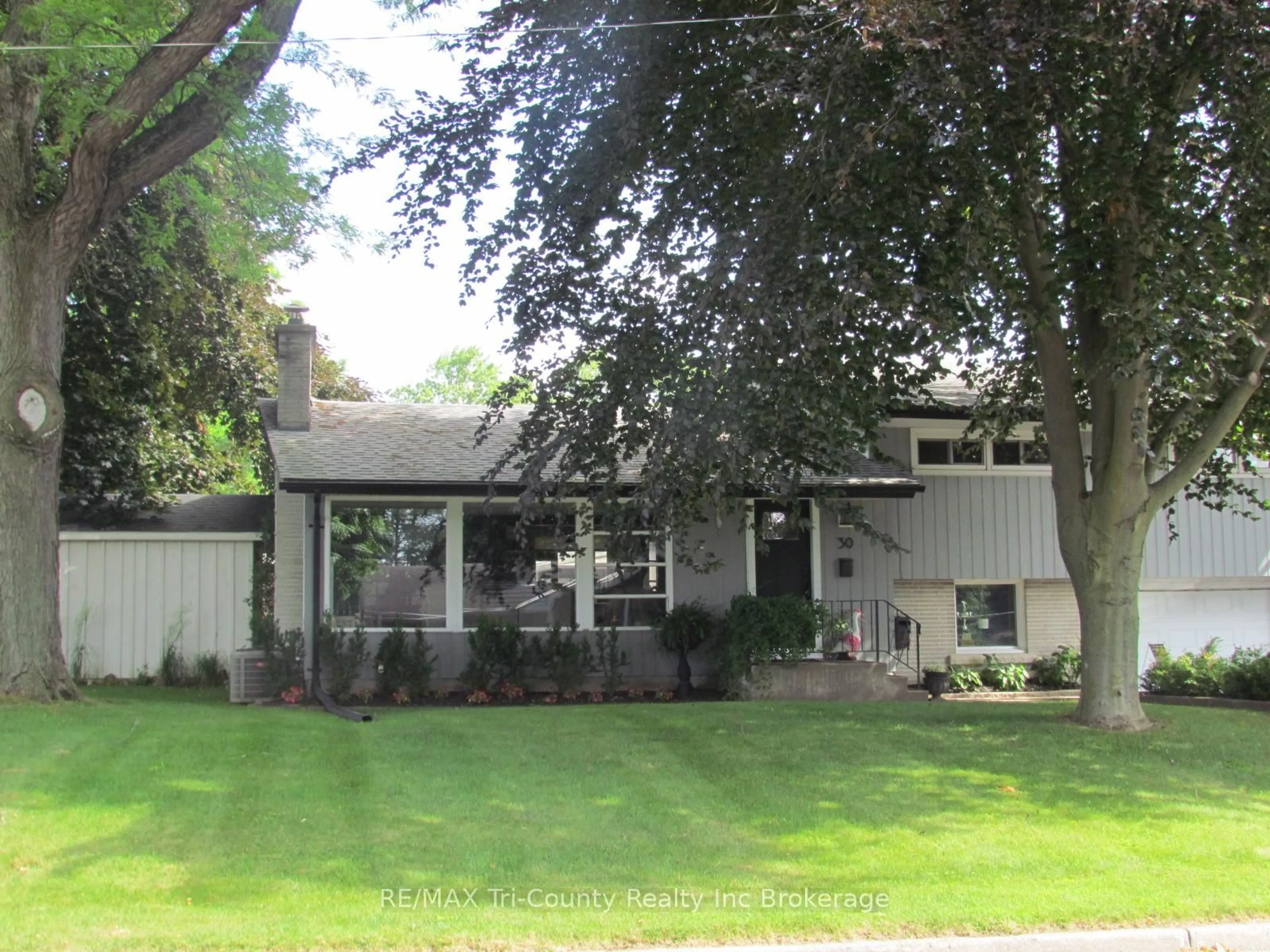 Home with vinyl exterior material, street for 30 Fairfield Cres, Tillsonburg Ontario N4G 2B4
