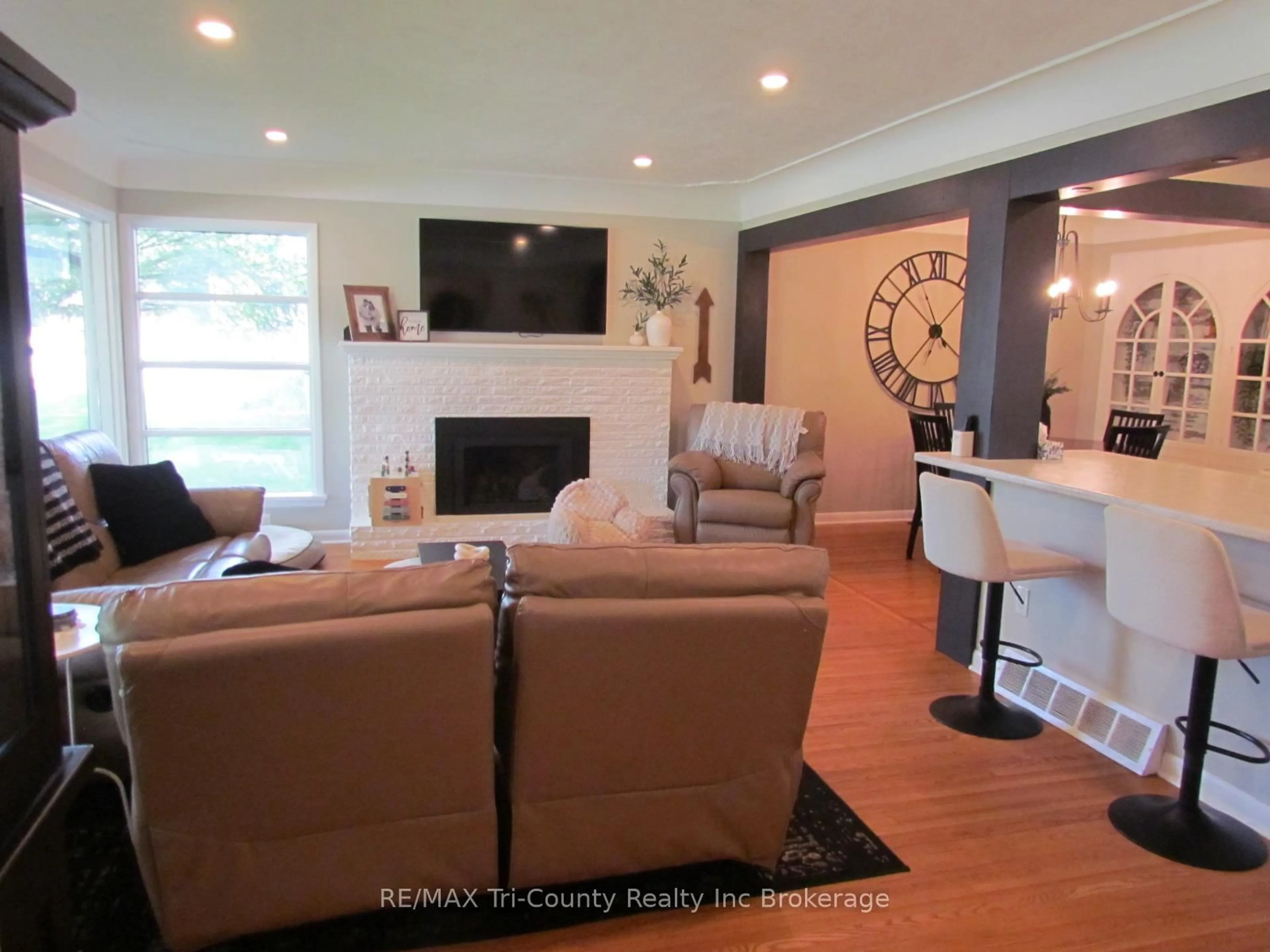Living room with furniture, unknown for 30 Fairfield Cres, Tillsonburg Ontario N4G 2B4