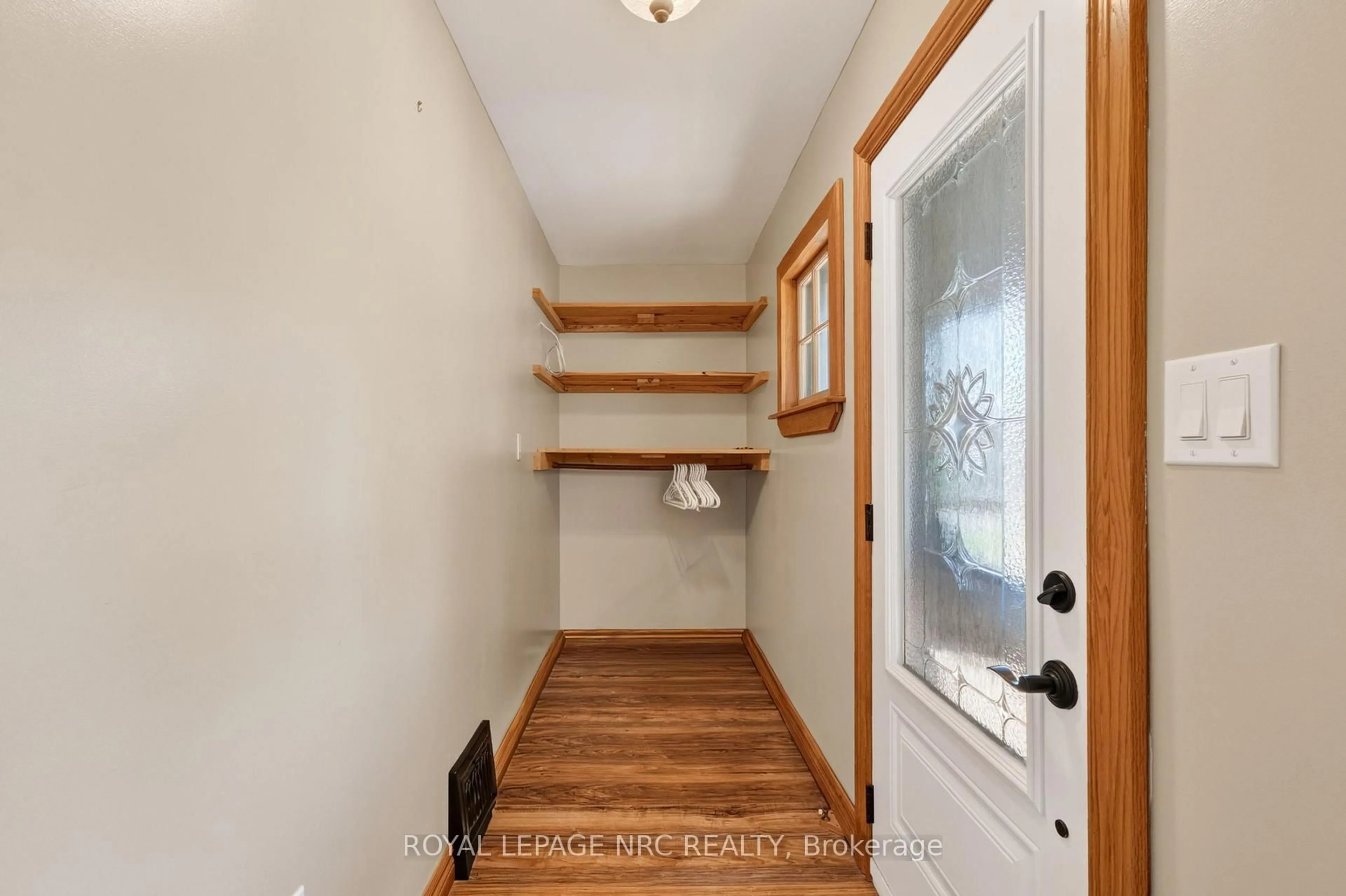 Indoor entryway for 239 Phipps St, Fort Erie Ontario L2A 2V4