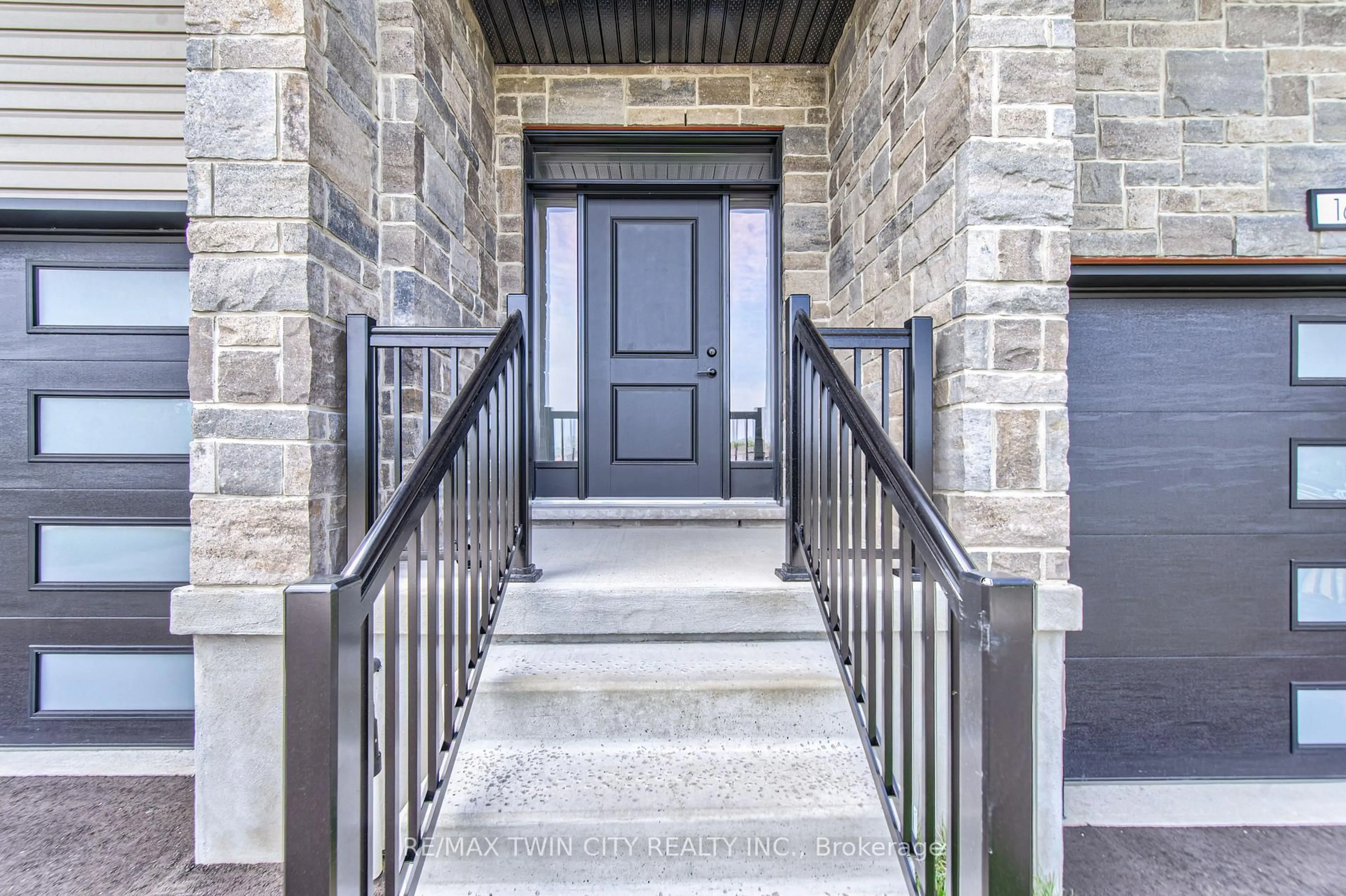 Indoor entryway for 167 Dunnigan Dr, Kitchener Ontario N2B 0B1