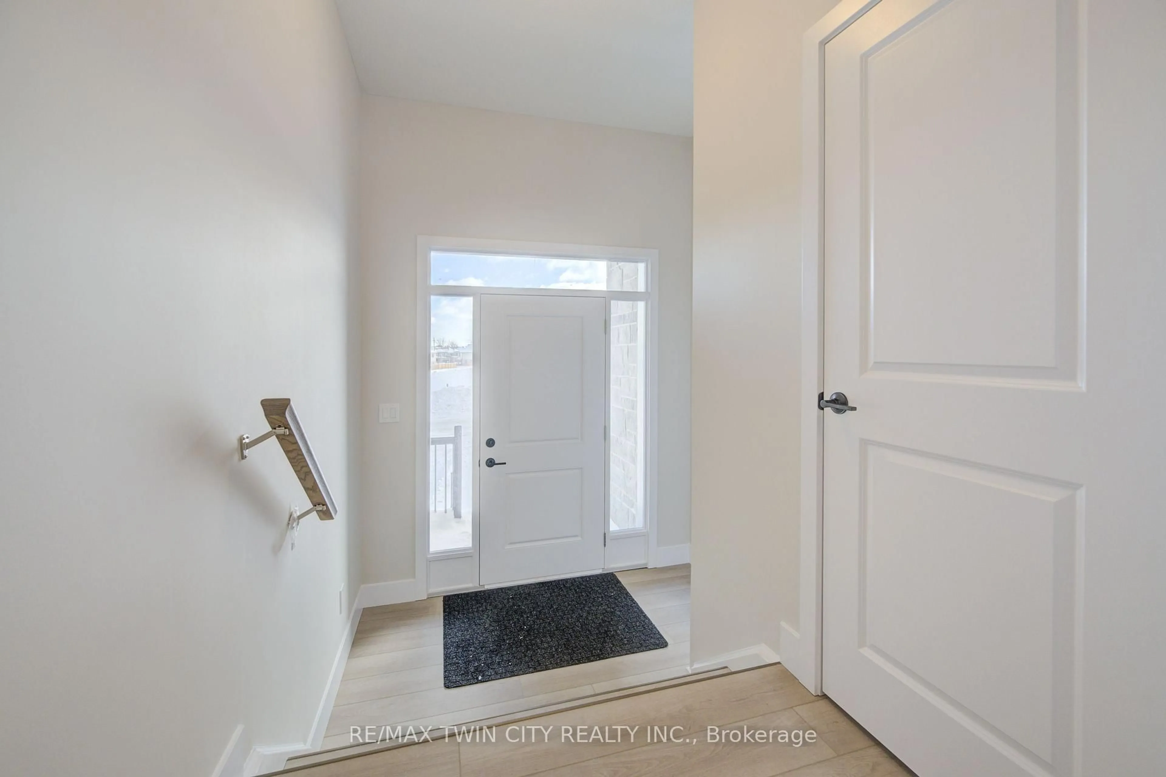 Indoor entryway for 163 Dunnigan Dr, Kitchener Ontario N2B 0B1