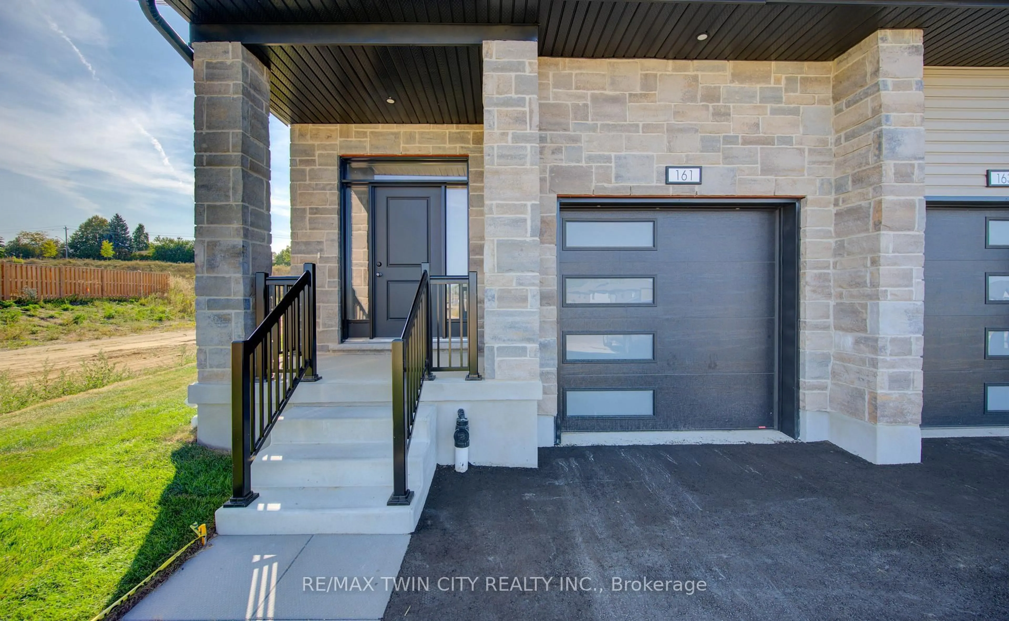 Indoor entryway for 161 Dunnigan Dr, Kitchener Ontario N2B 0B1