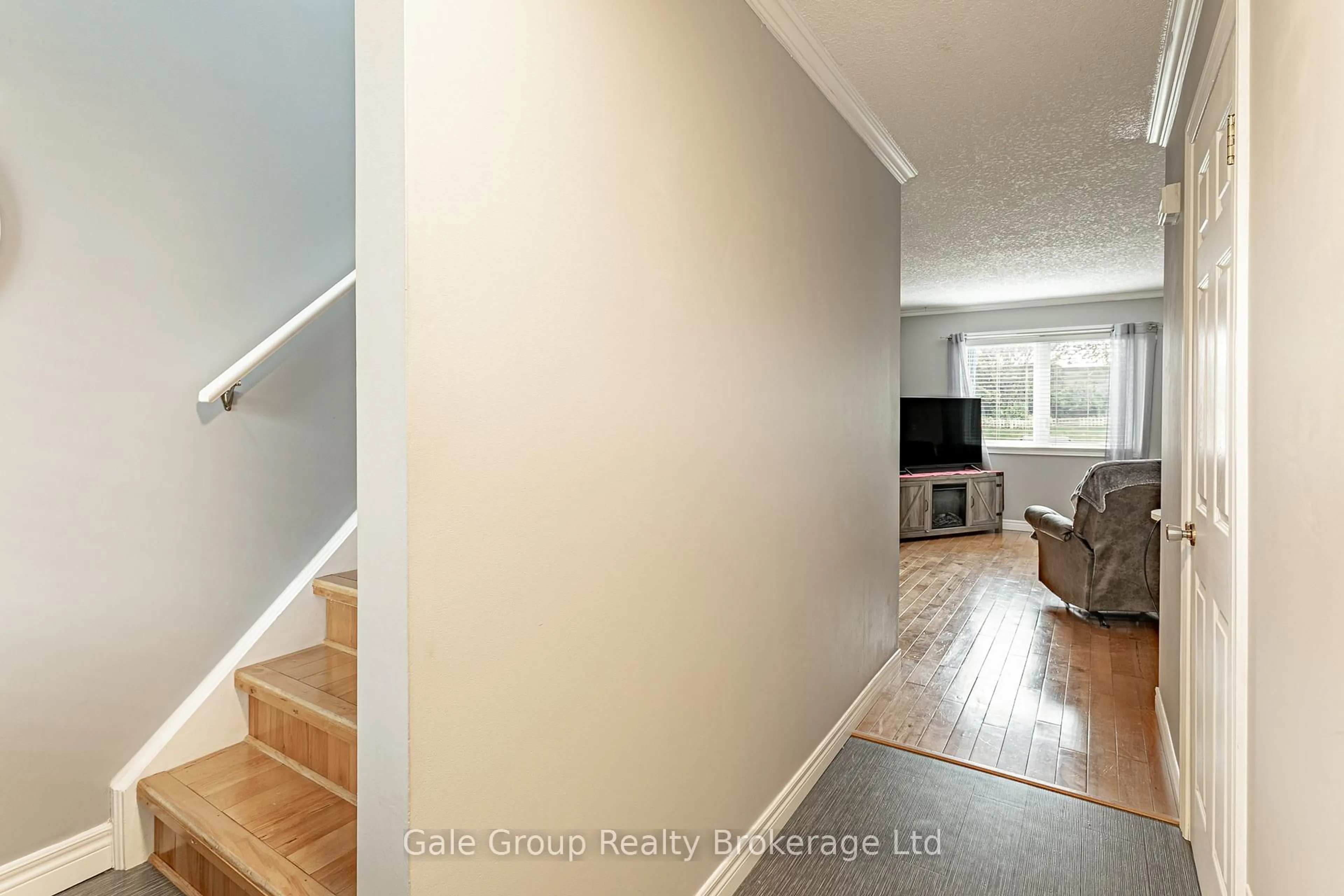 Indoor entryway for 719 Southwood Way, Woodstock Ontario N4V 1H5