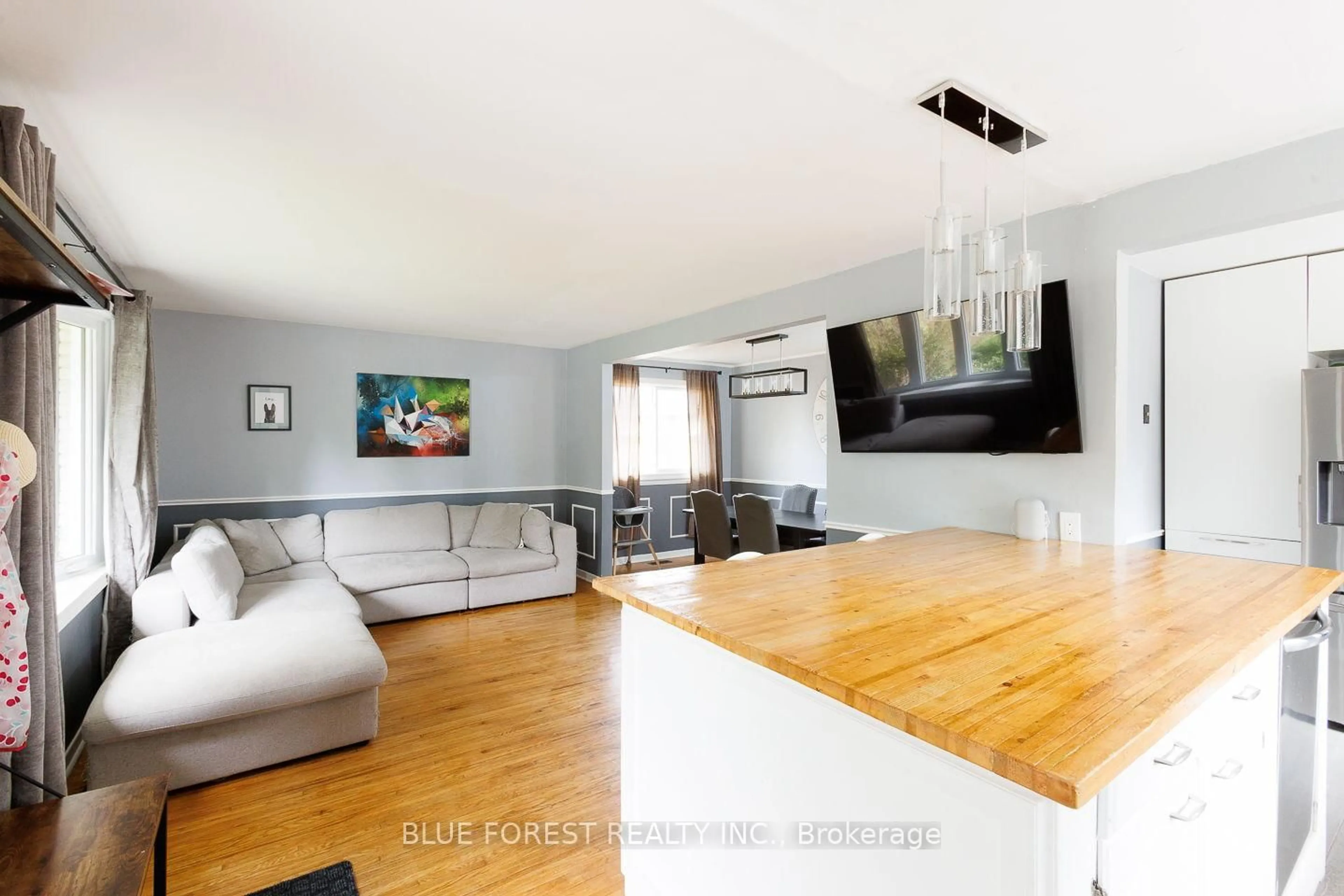 Unknown for 2 Surrey Cres, London South Ontario N6E 1T6