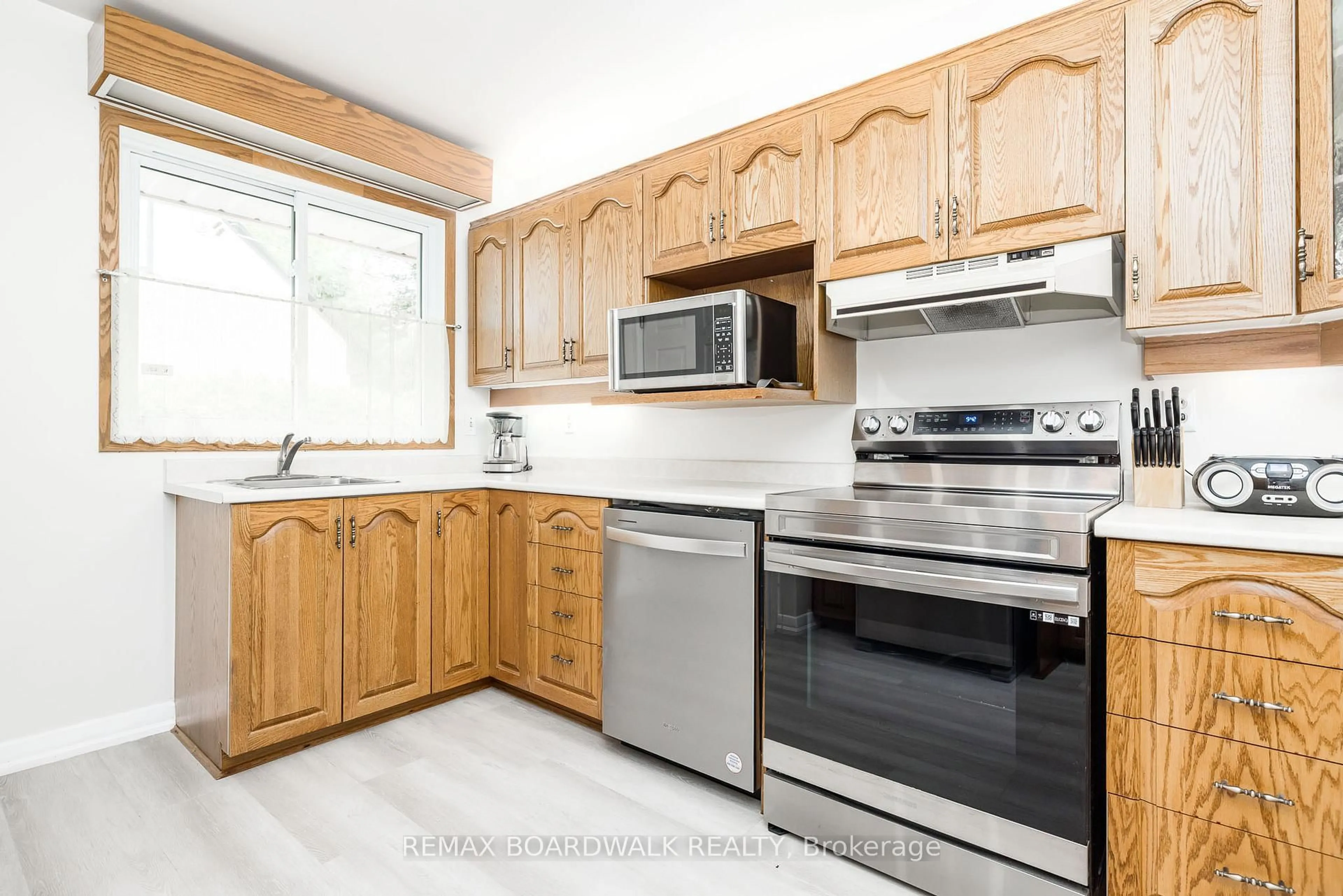Standard kitchen, wood/laminate floor for 477 Edgeworth Ave, Ottawa Ontario K2B 5L2
