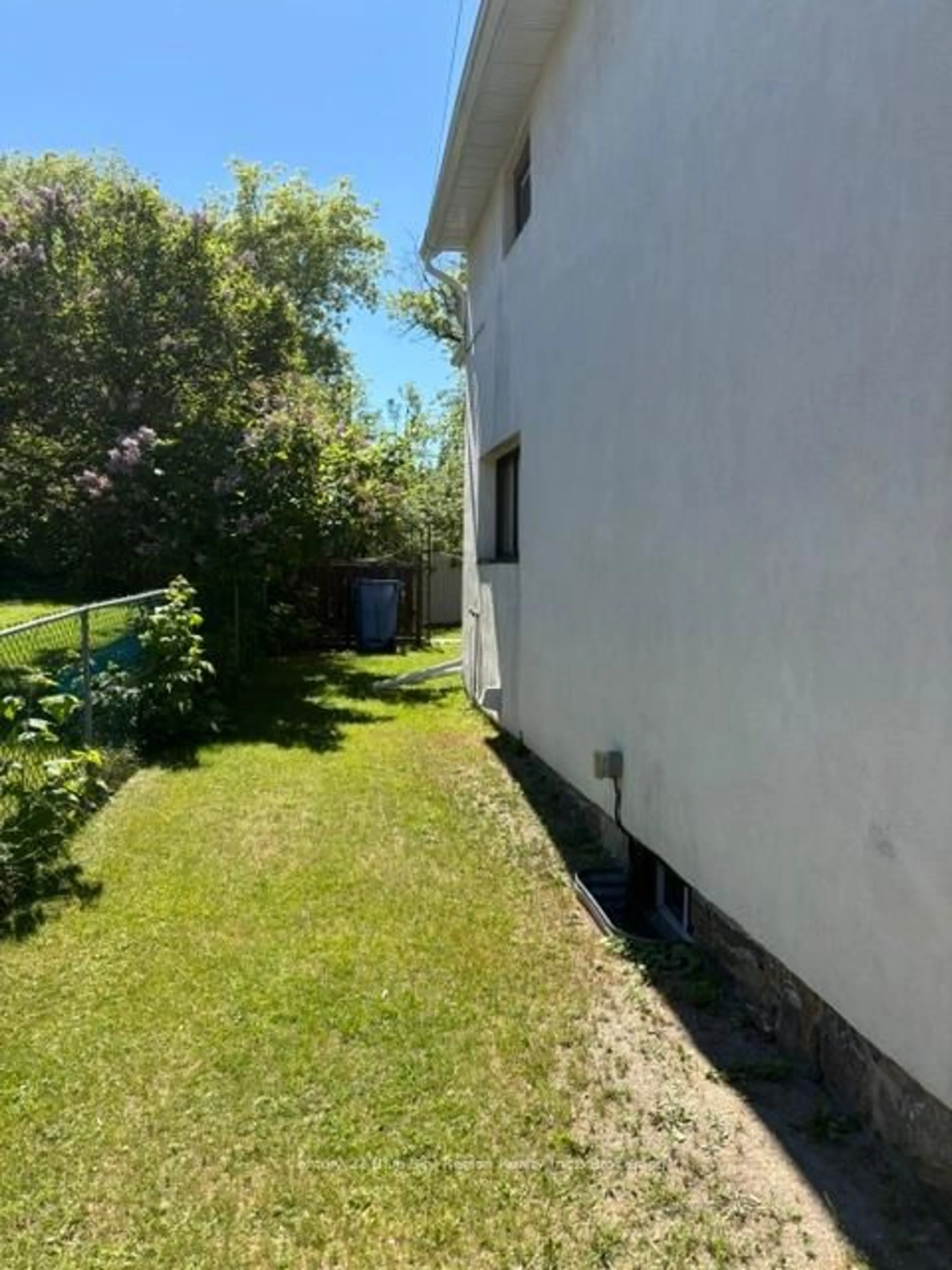 A pic from outside/outdoor area/front of a property/back of a property/a pic from drone, street for 425 Worthington St, North Bay Ontario P1B 1H4