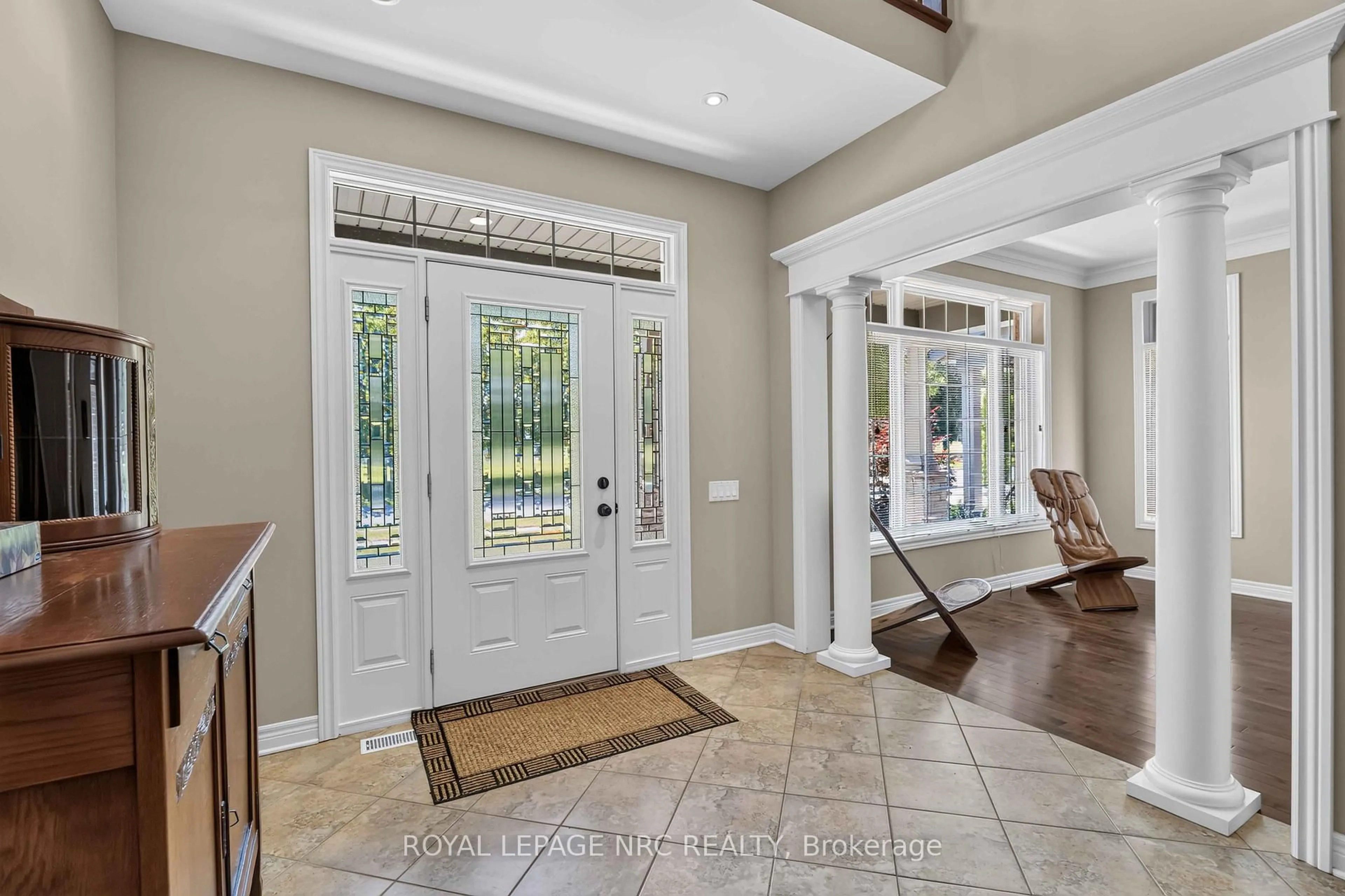 Indoor entryway for 378 Pelham Rd, St. Catharines Ontario L2S 0A2