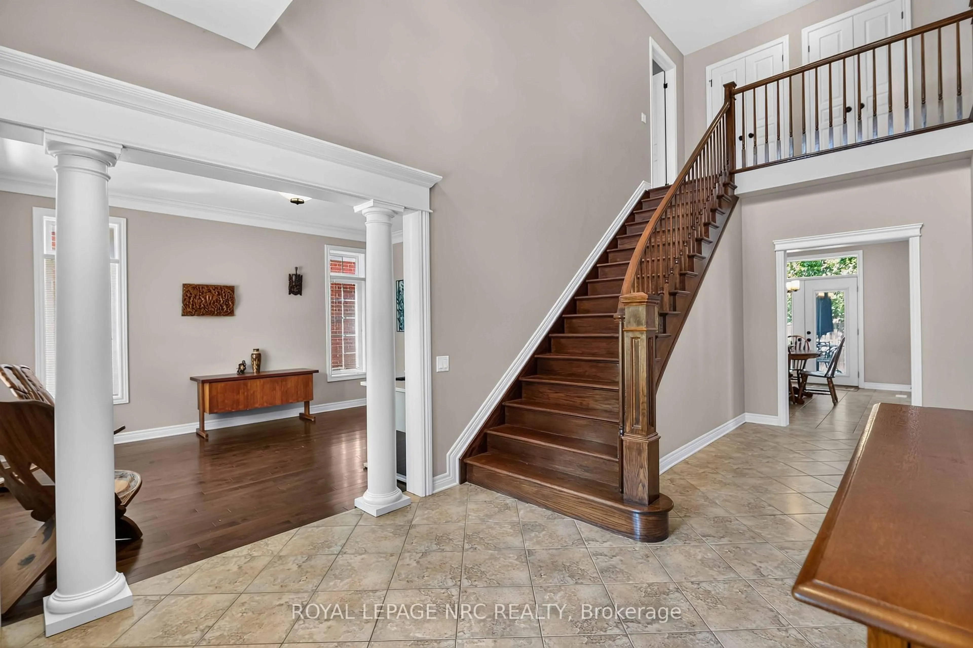 Indoor entryway for 378 Pelham Rd, St. Catharines Ontario L2S 0A2