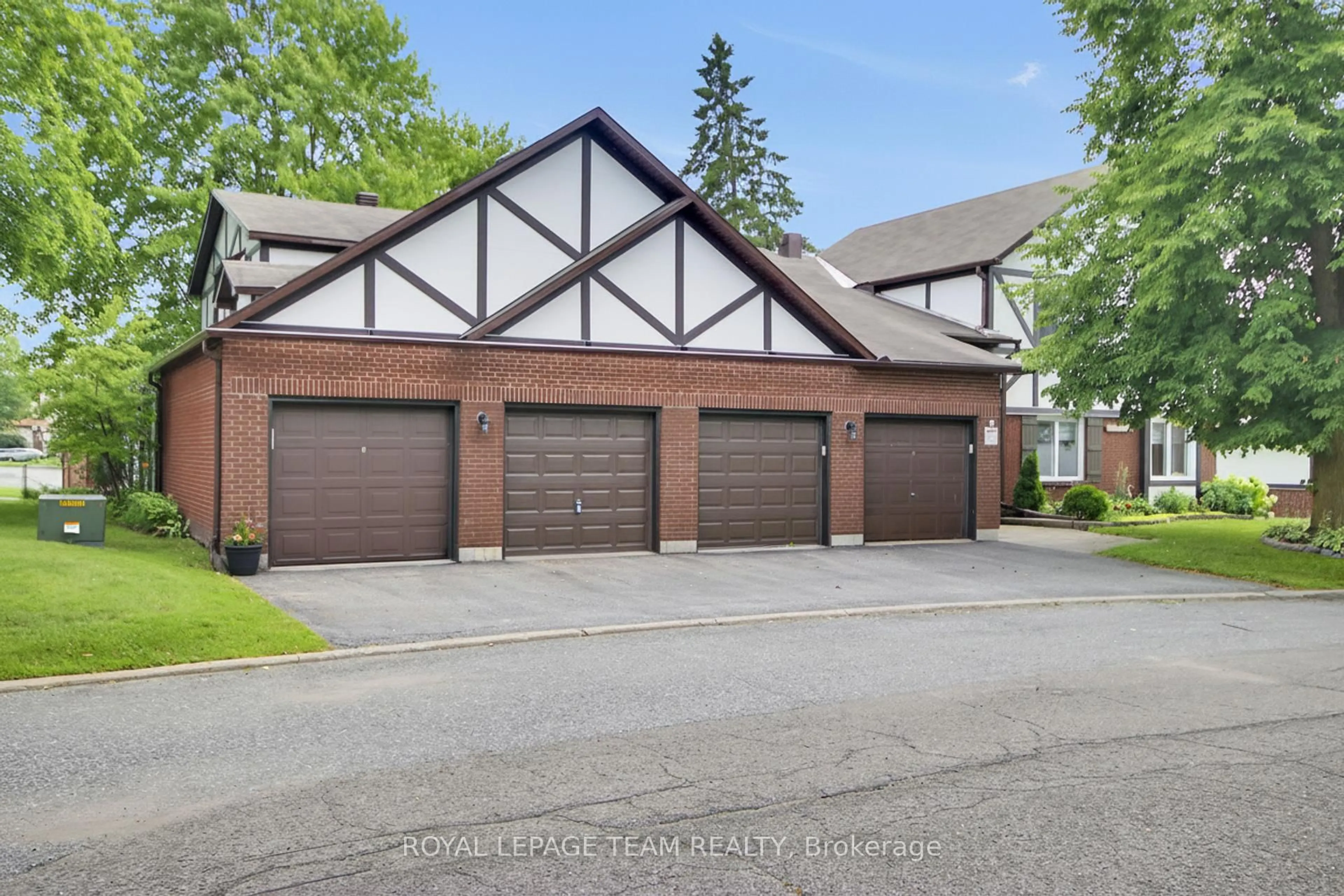 Indoor garage for 10 Stonehill Crt #B, Kanata Ontario K2M 1E5