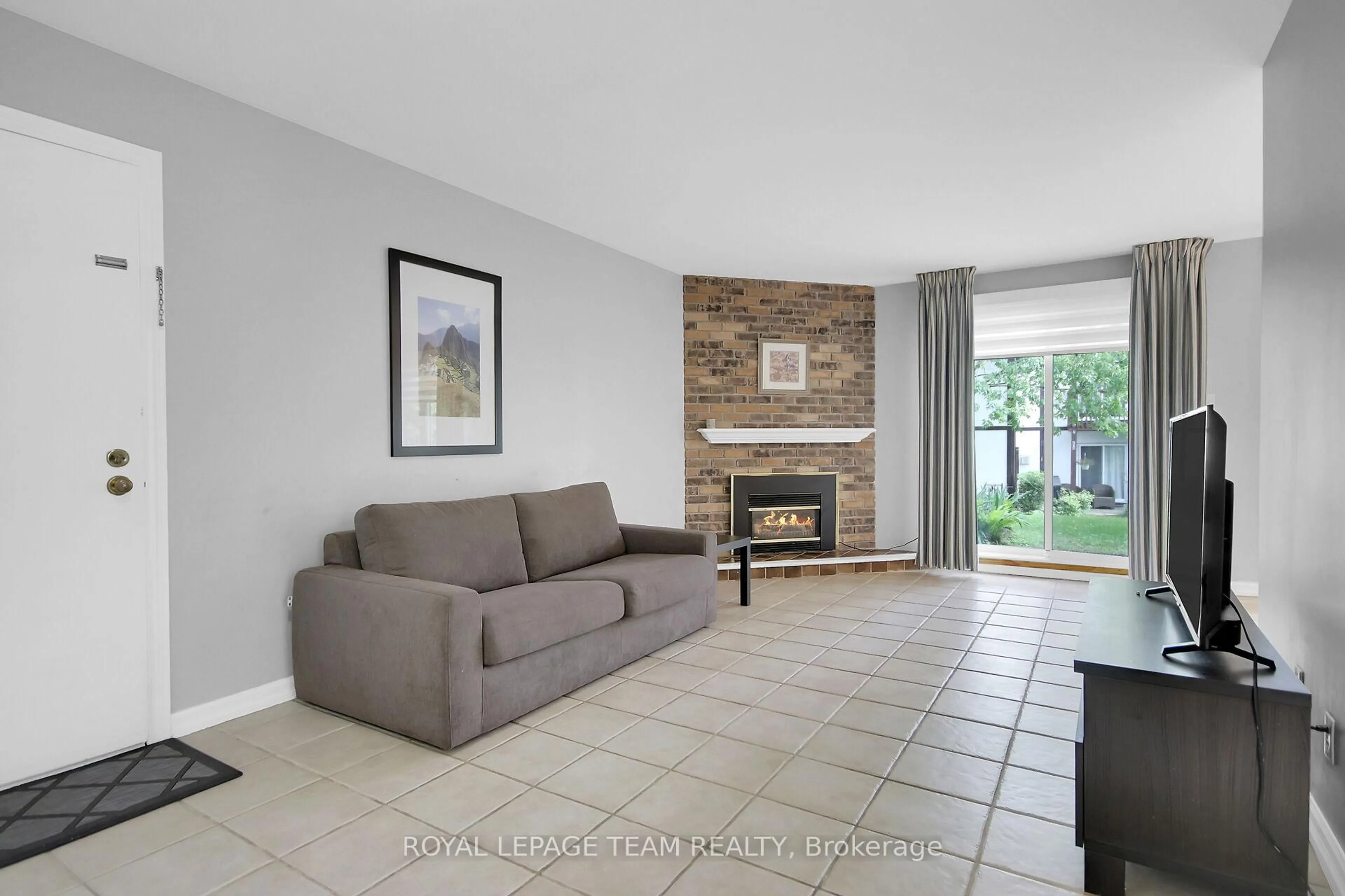 Living room with furniture, ceramic/tile floor for 10 Stonehill Crt #B, Kanata Ontario K2M 1E5