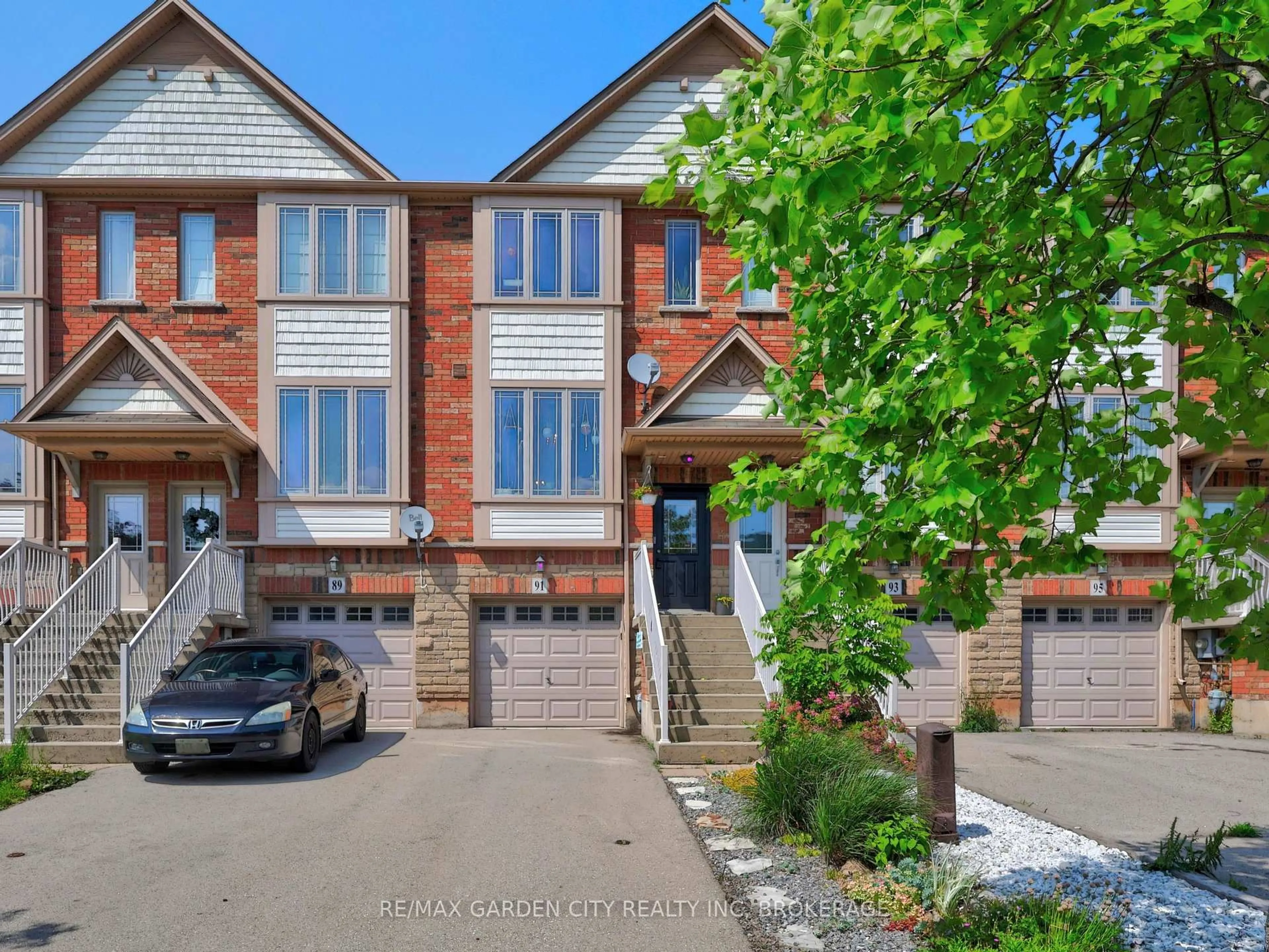 Home with brick exterior material, street for 91 Willow Lane, Grimsby Ontario L3M 0B2
