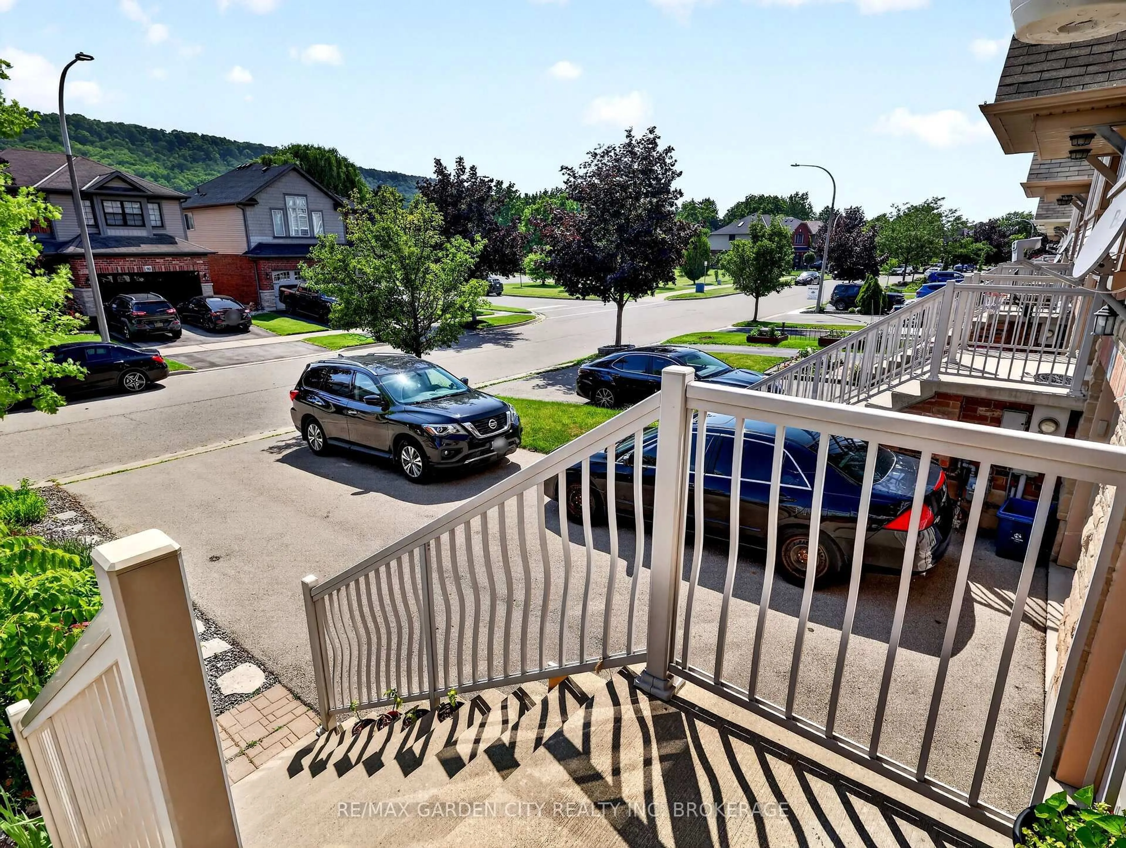 A pic from outside/outdoor area/front of a property/back of a property/a pic from drone, city buildings view from balcony for 91 Willow Lane, Grimsby Ontario L3M 0B2