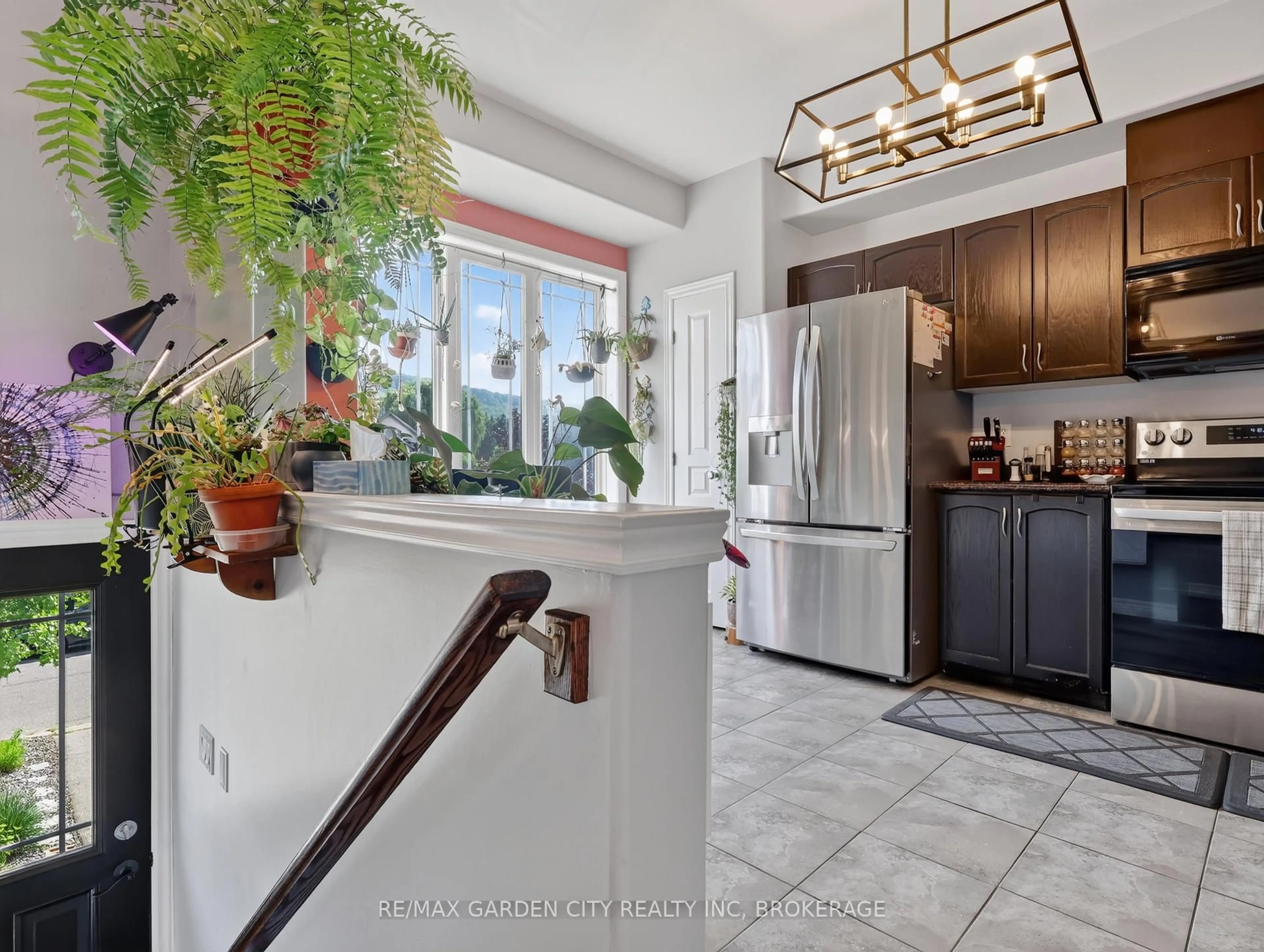 Open concept kitchen, ceramic/tile floor for 91 Willow Lane, Grimsby Ontario L3M 0B2
