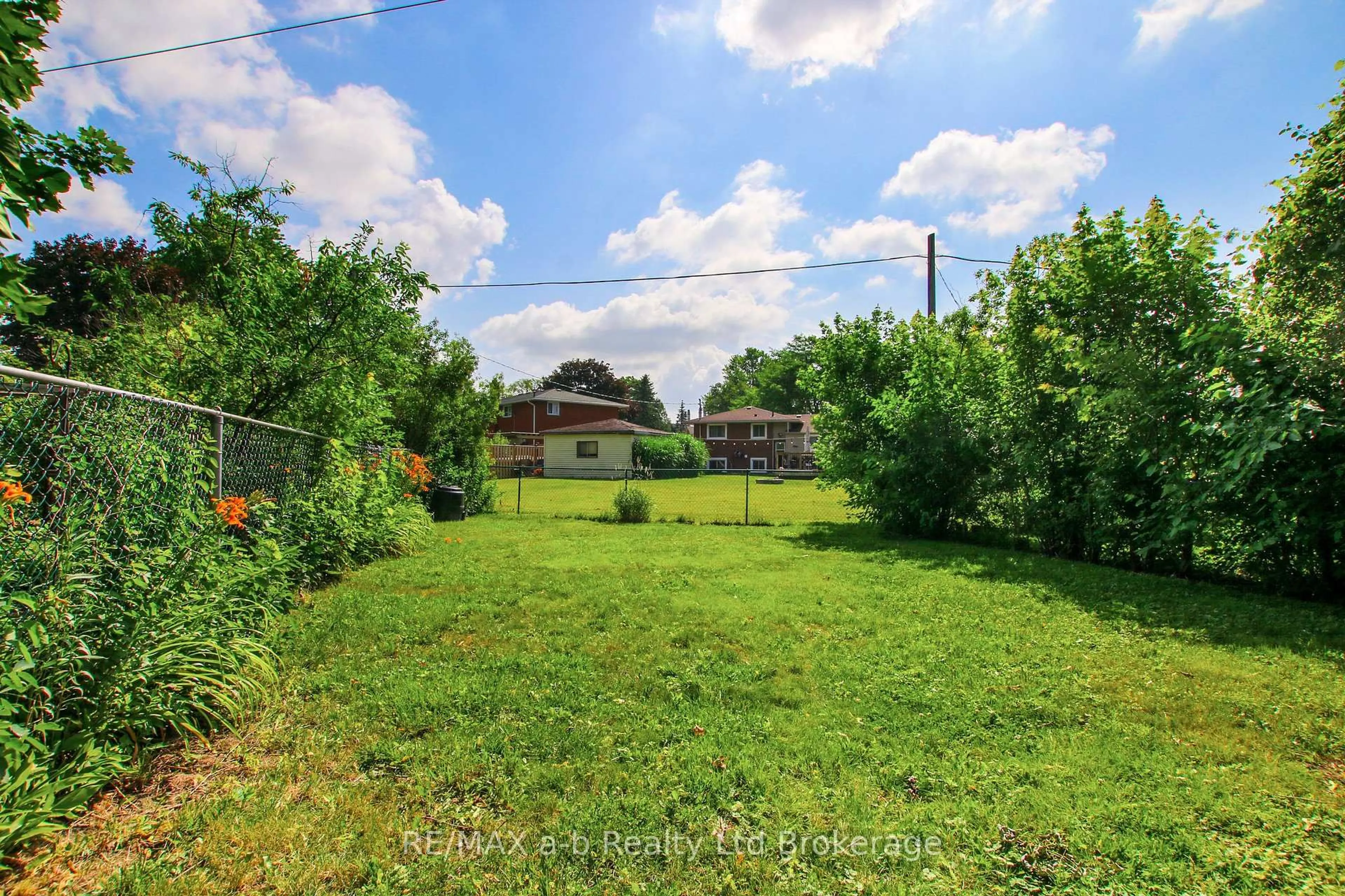 A pic from outside/outdoor area/front of a property/back of a property/a pic from drone, unknown for 1292 Sorrel Rd, London East Ontario N5V 2N7