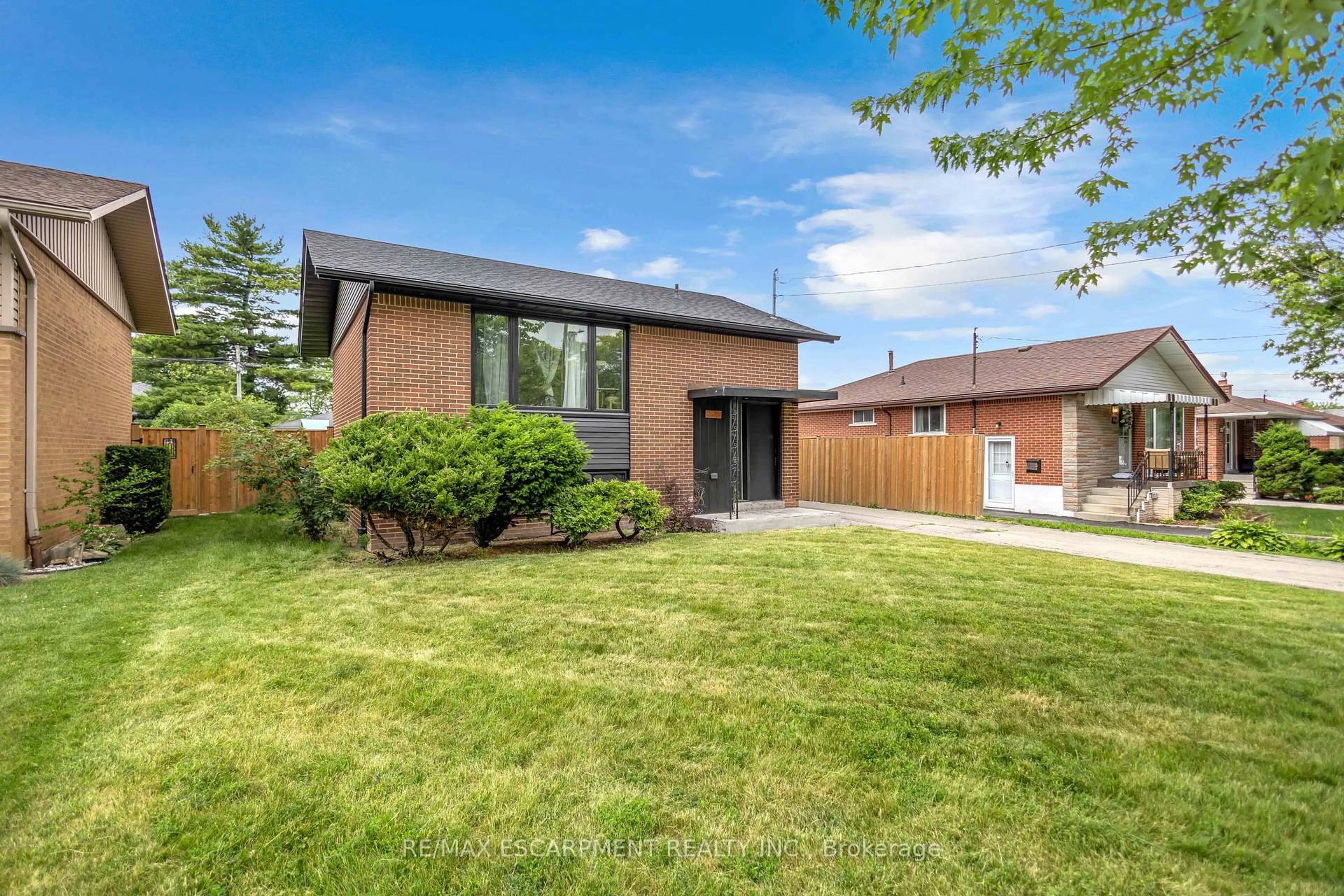 Home with brick exterior material, street for 253 Fernwood Cres, Hamilton Ontario L8T 3L7