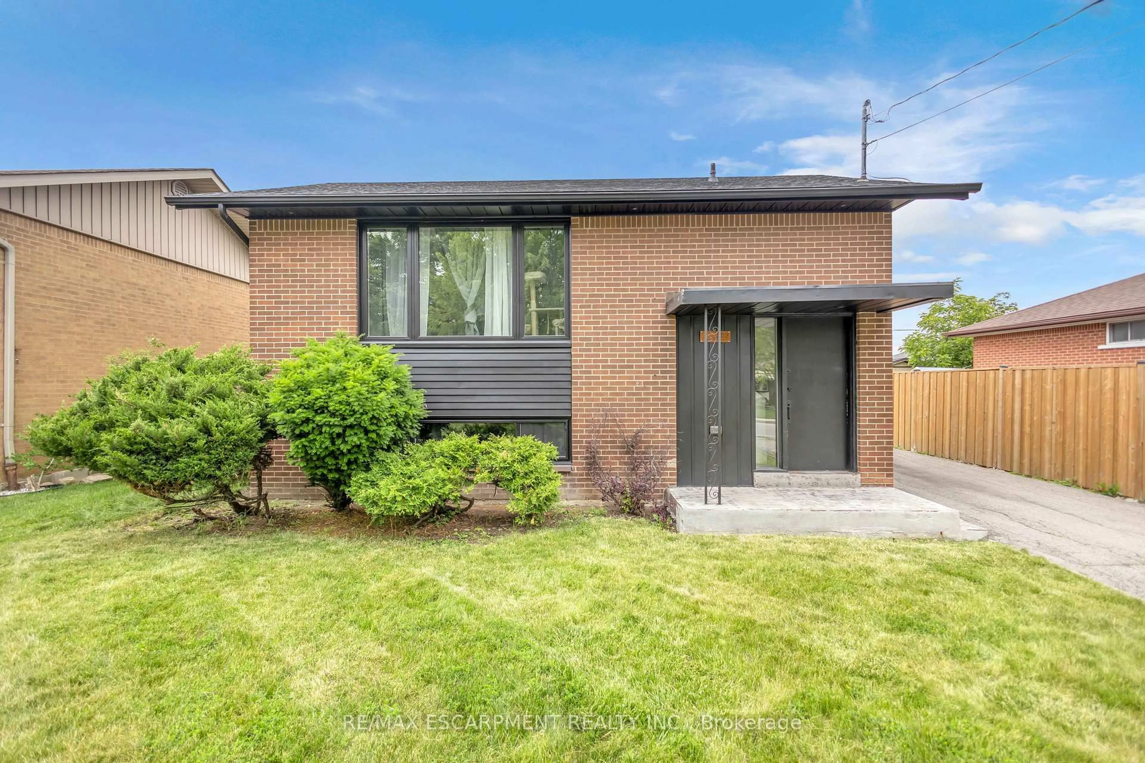 Home with brick exterior material, street for 253 Fernwood Cres, Hamilton Ontario L8T 3L7