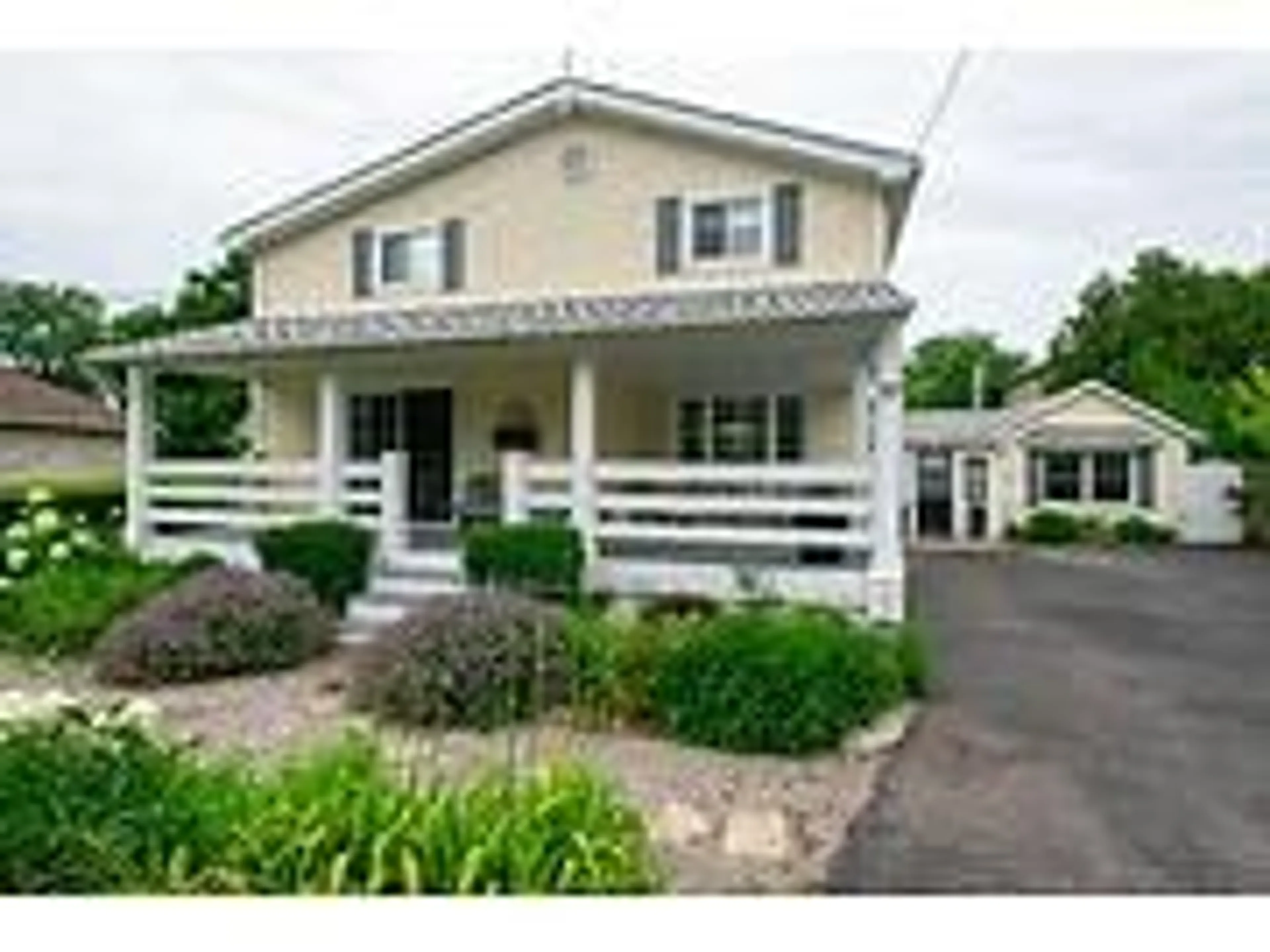 Home with vinyl exterior material, street for 87 Lakeport Rd, St. Catharines Ontario L2N 4P9