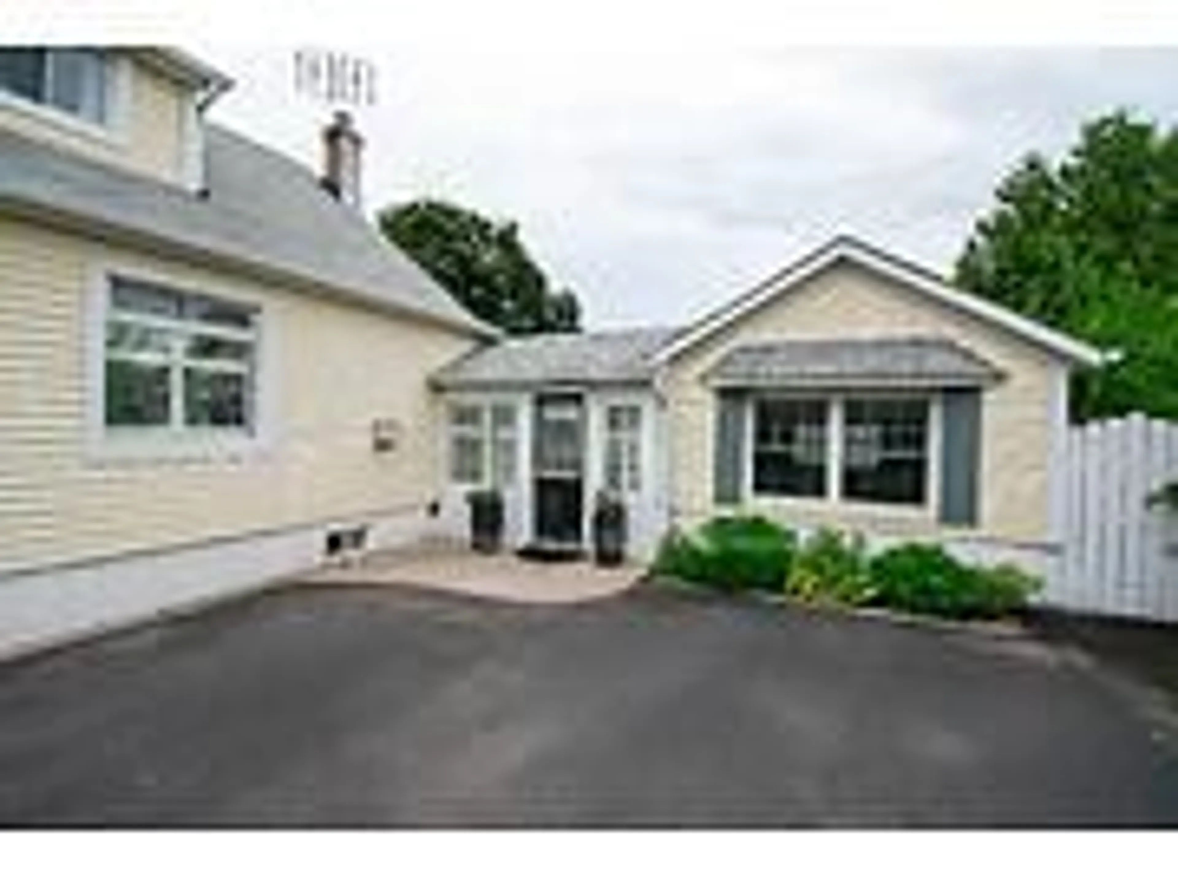 A pic from outside/outdoor area/front of a property/back of a property/a pic from drone, street for 87 Lakeport Rd, St. Catharines Ontario L2N 4P9