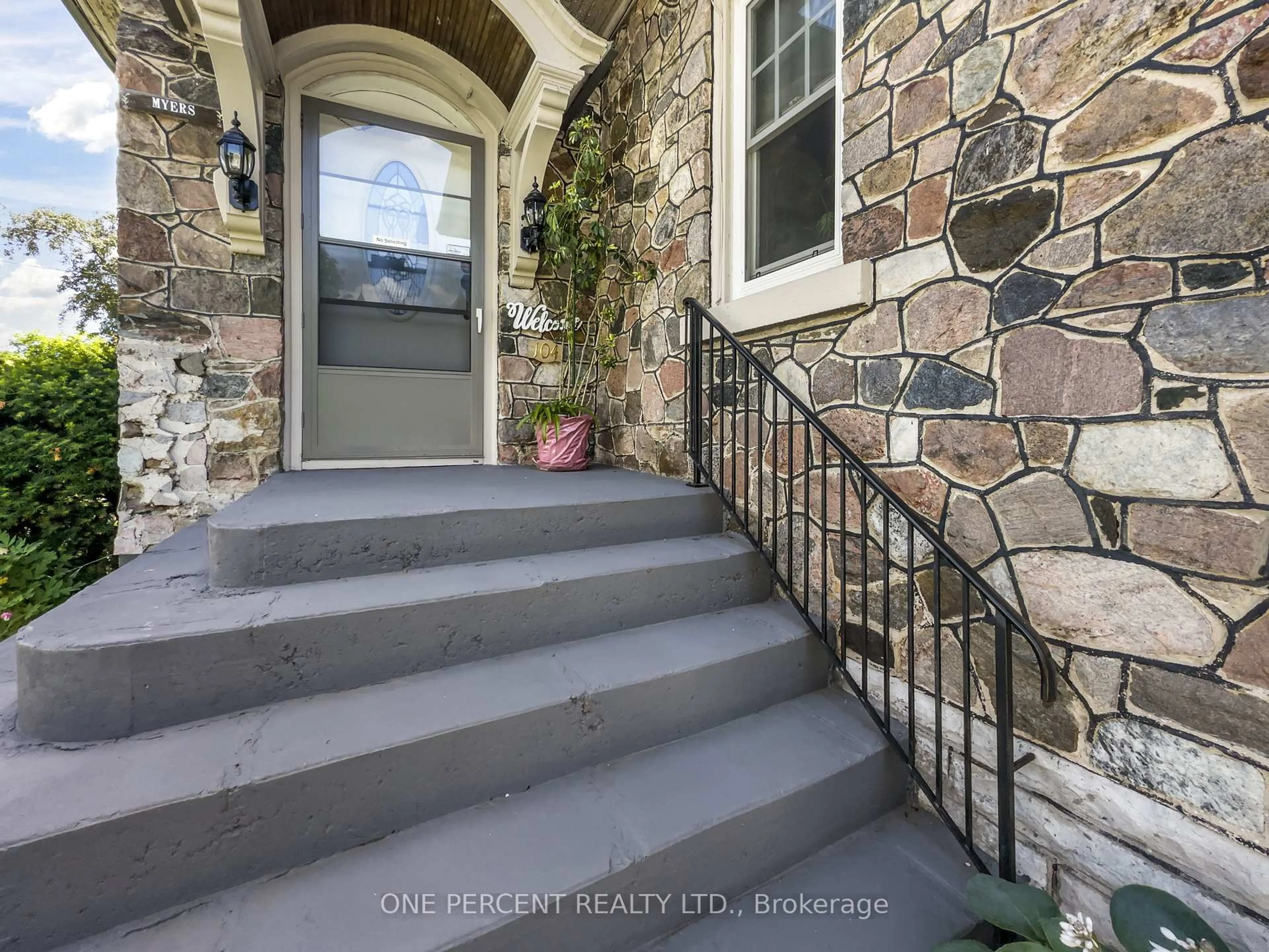 Indoor entryway for 104 DUNDAS St, Greater Napanee Ontario K7R 2A1