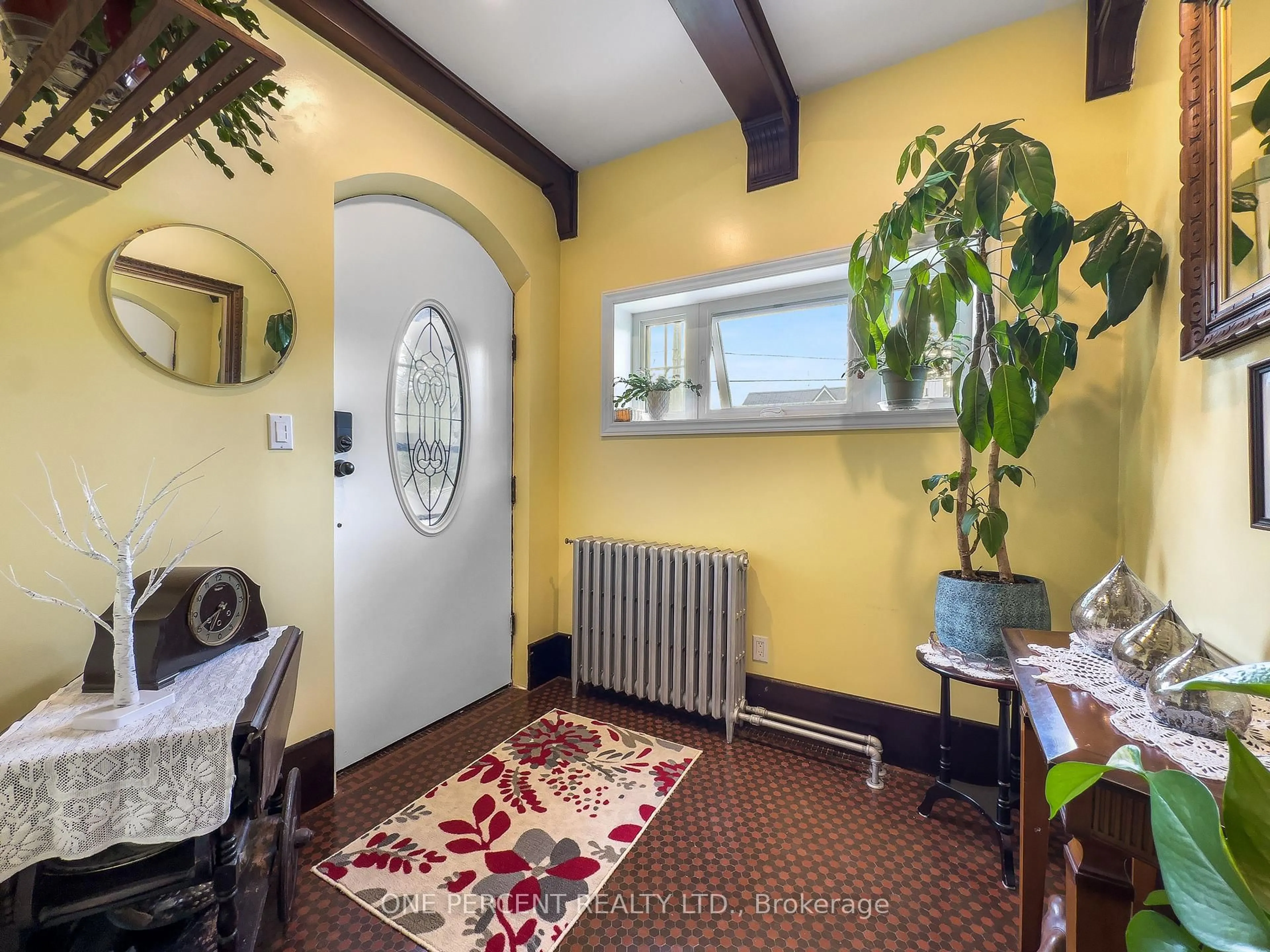 Indoor entryway for 104 DUNDAS St, Greater Napanee Ontario K7R 2A1