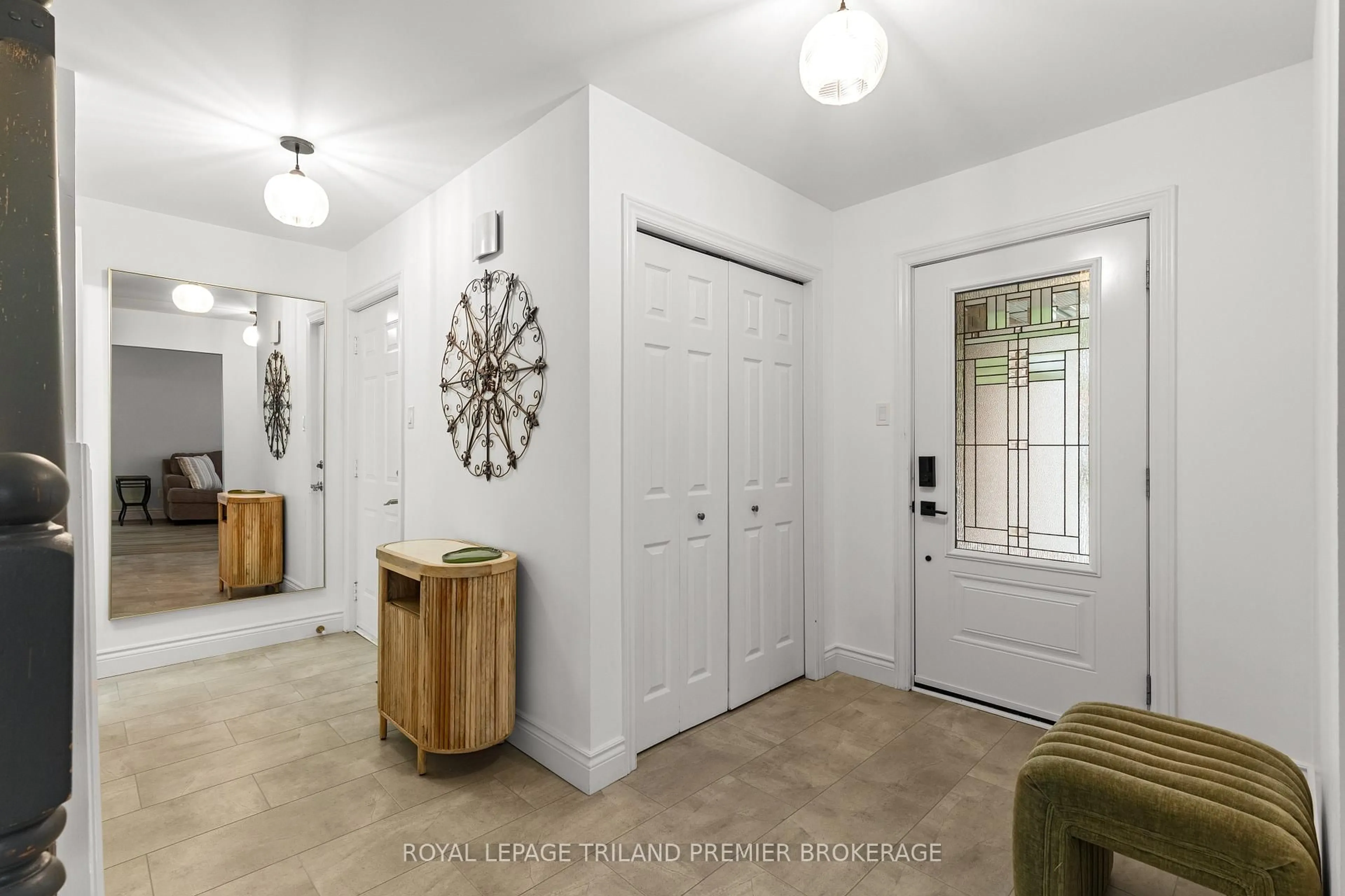 Indoor entryway for 95 Gerald Cres, London South Ontario N5Z 5A4