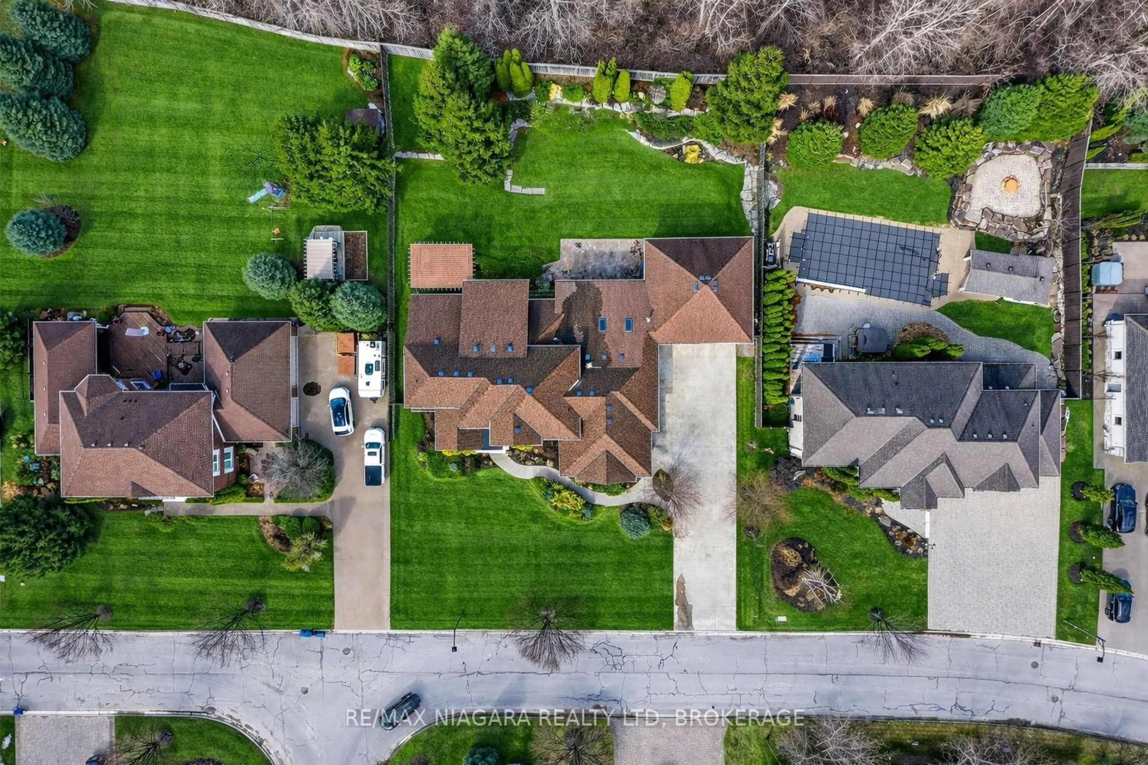 A pic from outside/outdoor area/front of a property/back of a property/a pic from drone, street for 6775 Domenic Cres, Niagara Falls Ontario L2J 4L5