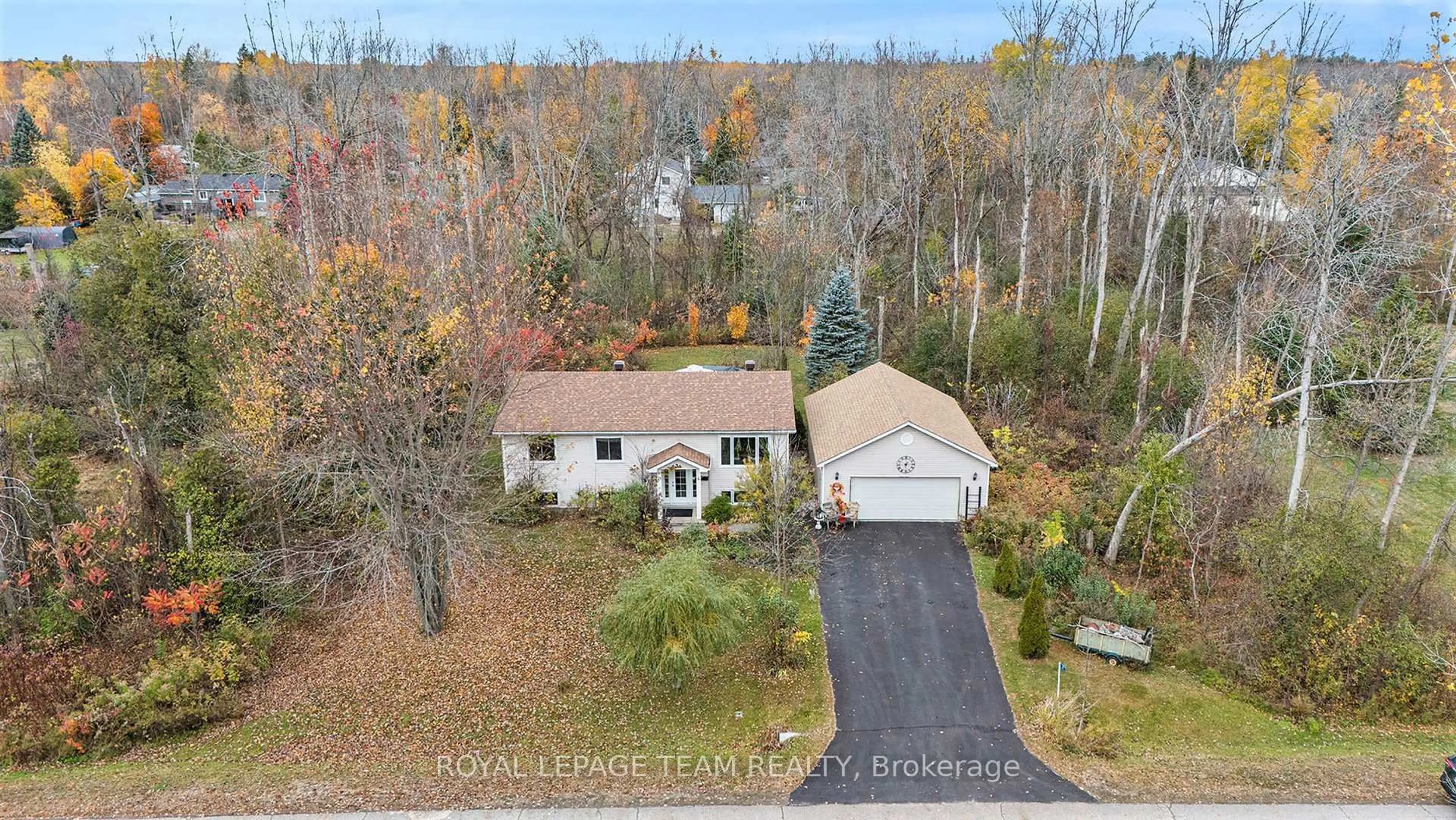 A pic from outside/outdoor area/front of a property/back of a property/a pic from drone, unknown for 4 Black Walnut Rd, North Grenville Ontario K0G 1J0
