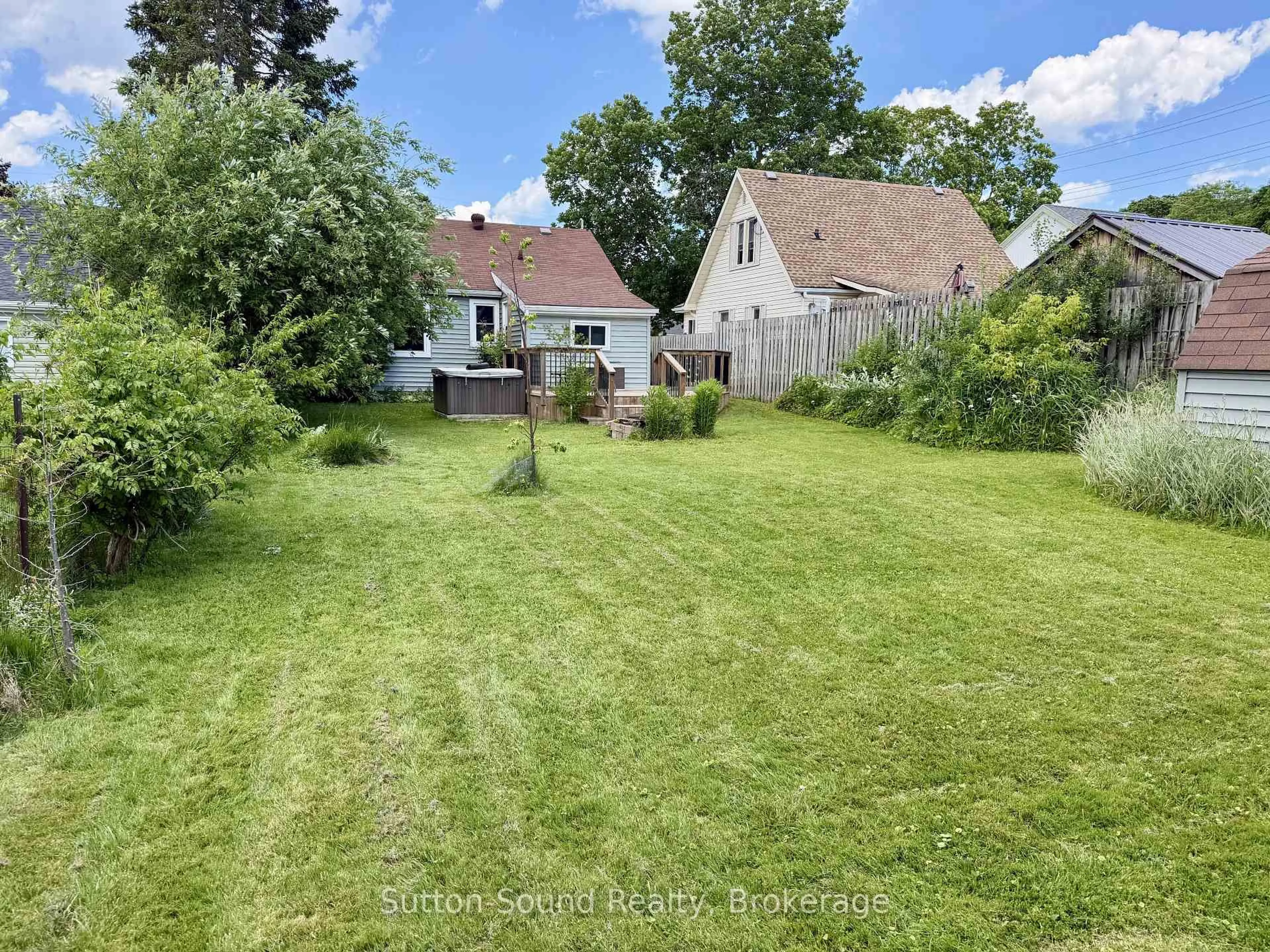 A pic from outside/outdoor area/front of a property/back of a property/a pic from drone, street for 785 7th St, Owen Sound Ontario N4K 1J8