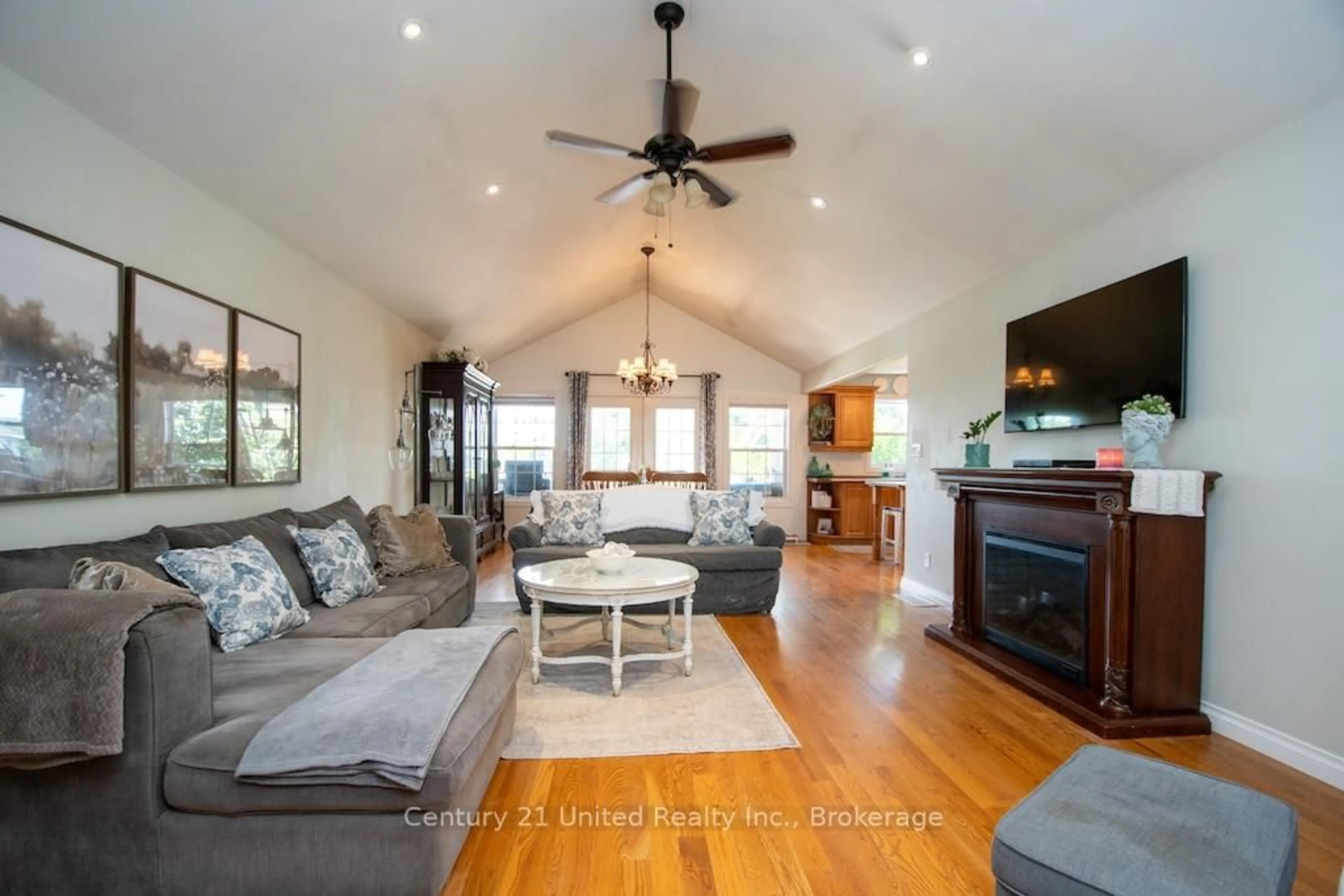 Living room with furniture, wood/laminate floor for 50 Bay St, Trent Hills Ontario K0L 1Y0