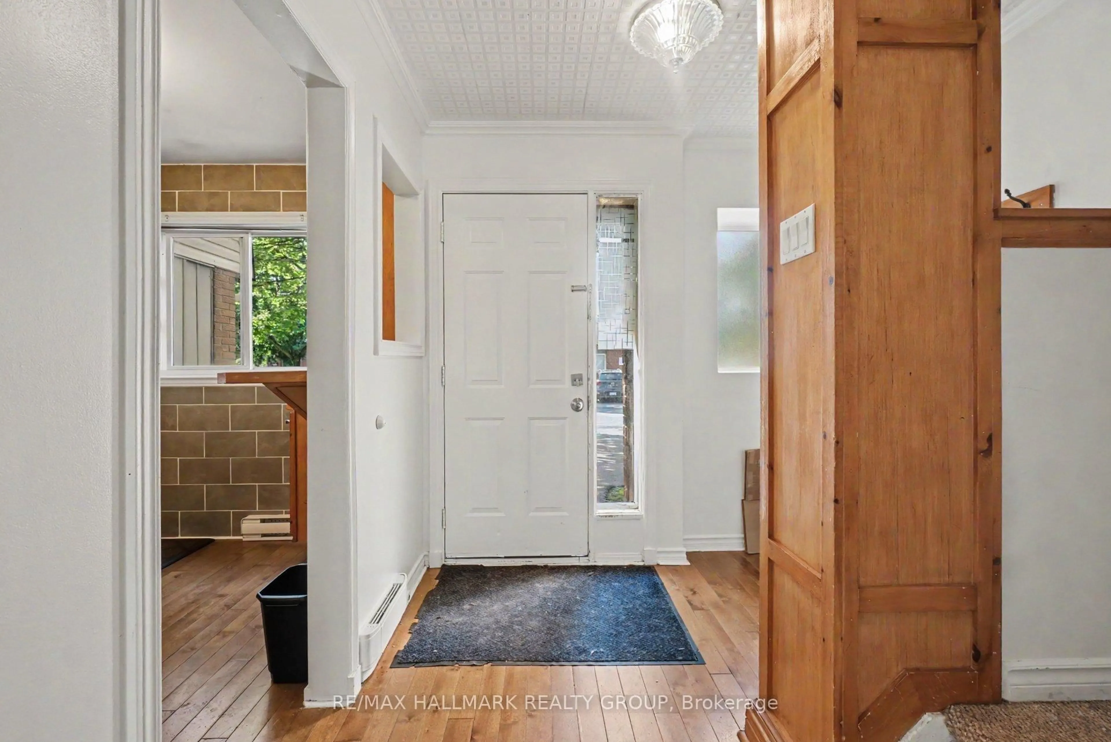 Indoor entryway for 3045 Olympic Way #101, Ottawa Ontario K1T 1Y5