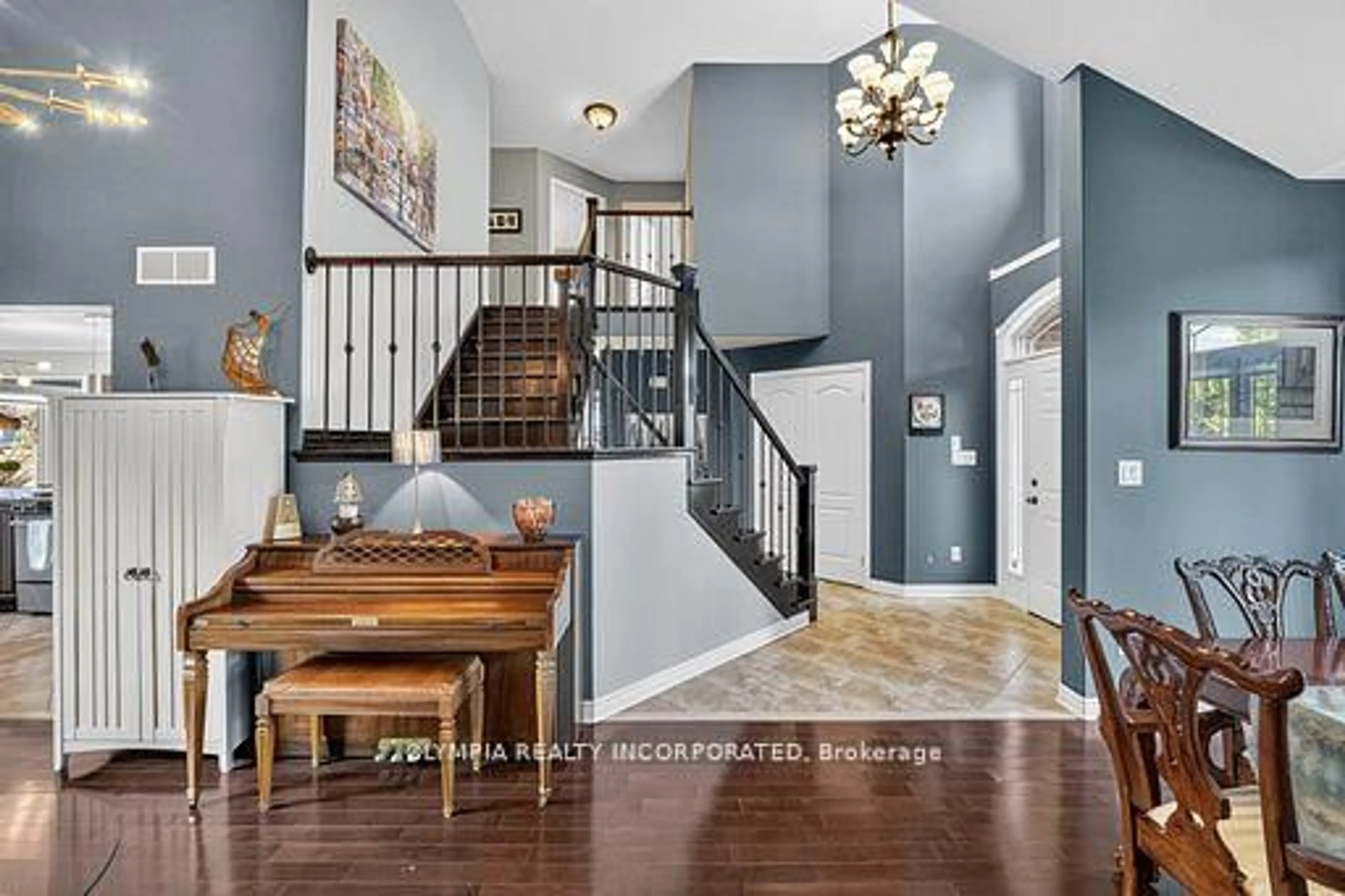 Indoor entryway for 8665 Westport Dr, Niagara Falls Ontario L2H 0A3